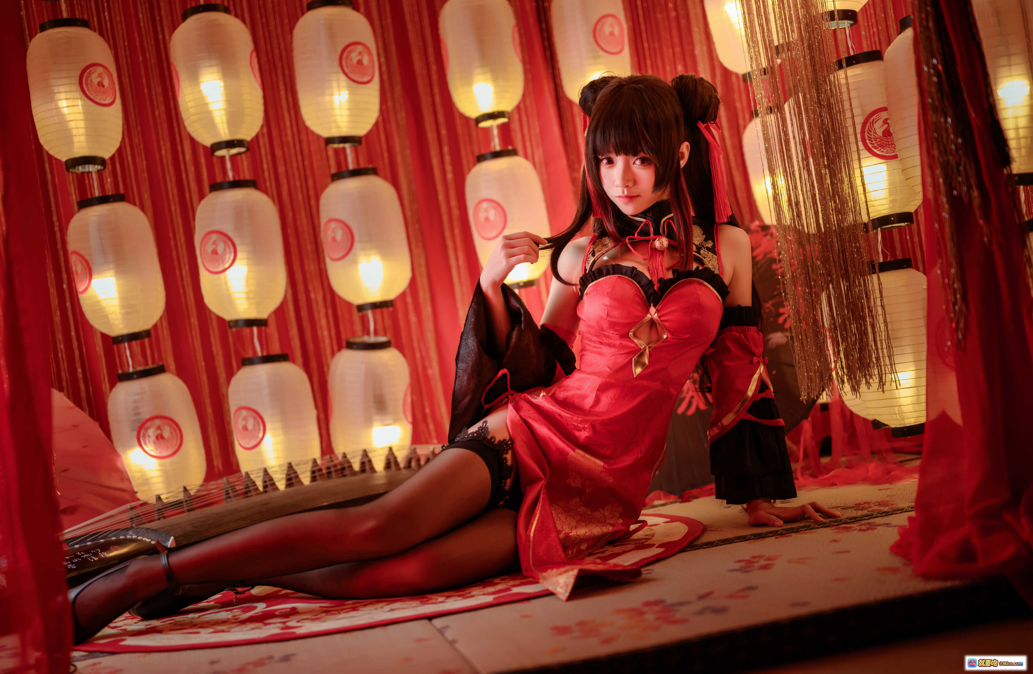 图片[10] - 红色双马尾性感写真｜黑丝蕾丝吊带袜｜古风灯笼背景｜大大卷卷小卷NO.010｜11P高清图集 - 就要吻