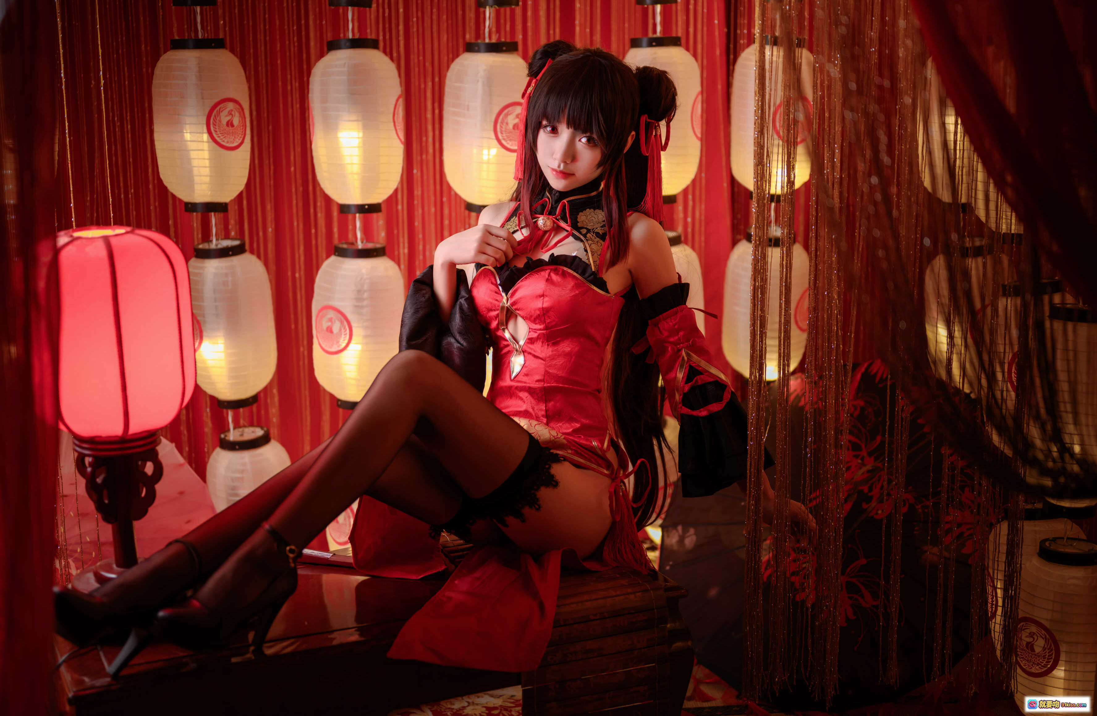 图片[5] - 红色双马尾性感写真｜黑丝蕾丝吊带袜｜古风灯笼背景｜大大卷卷小卷NO.010｜11P高清图集 - 就要吻