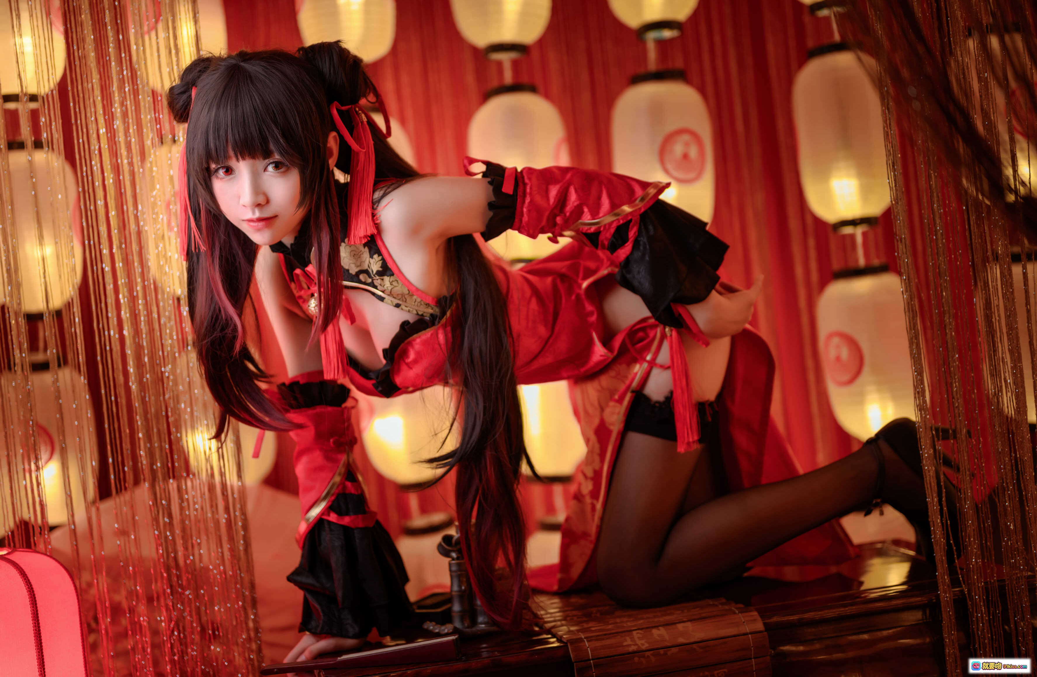 图片[8] - 红色双马尾性感写真｜黑丝蕾丝吊带袜｜古风灯笼背景｜大大卷卷小卷NO.010｜11P高清图集 - 就要吻