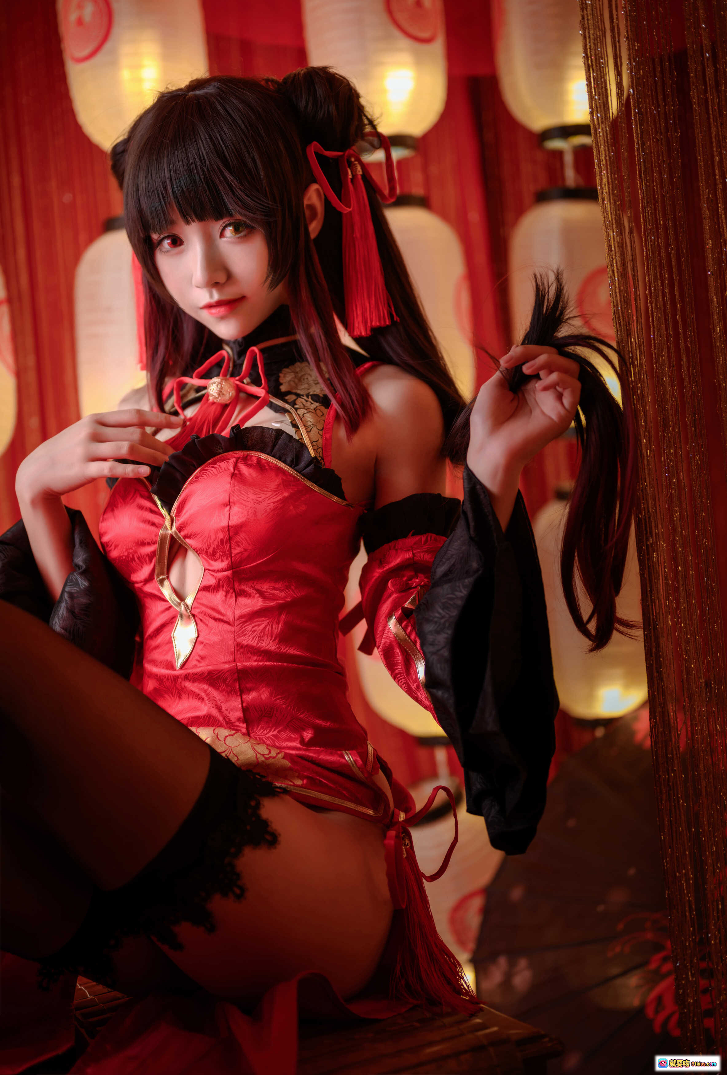 图片[6] - 红色双马尾性感写真｜黑丝蕾丝吊带袜｜古风灯笼背景｜大大卷卷小卷NO.010｜11P高清图集 - 就要吻
