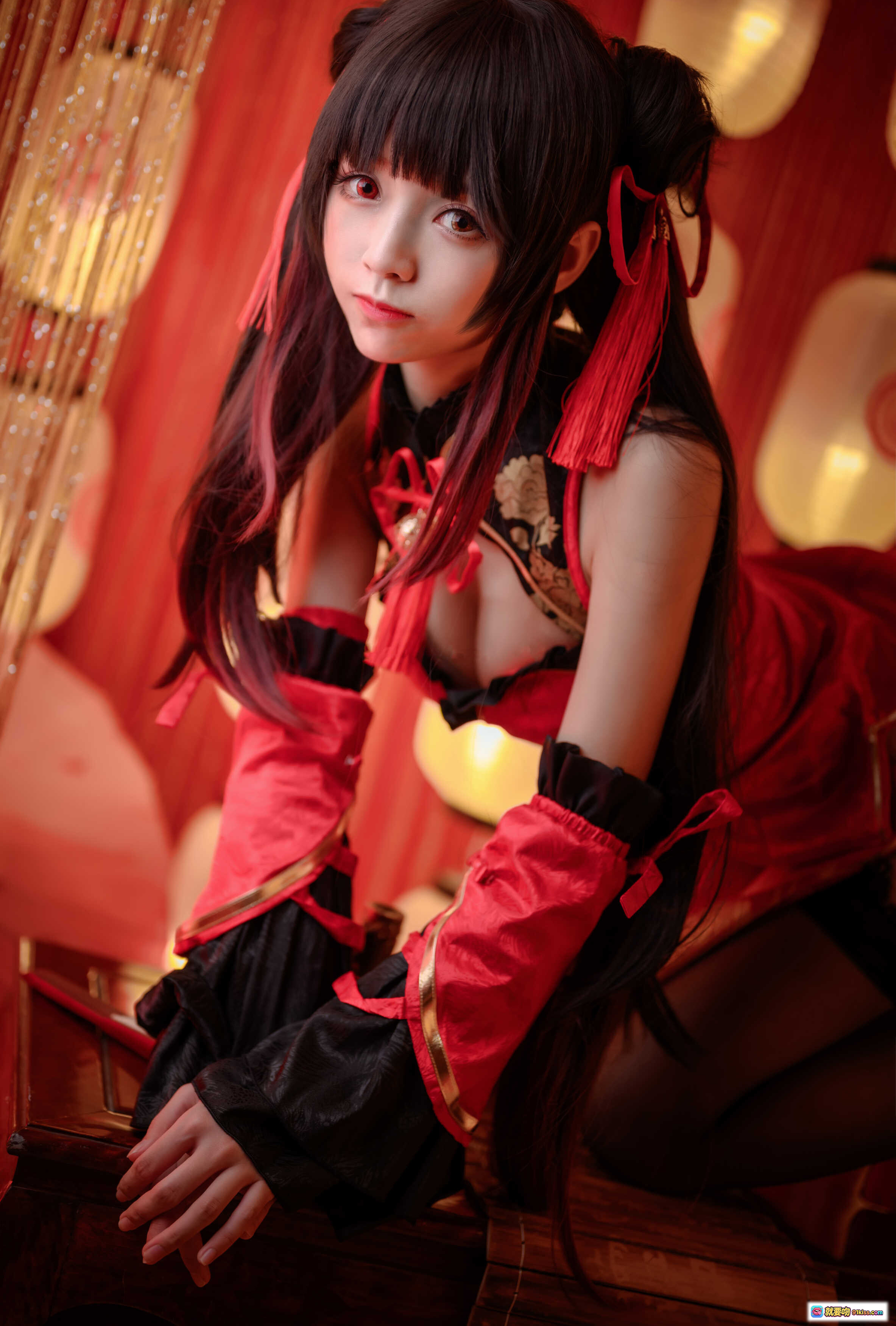 图片[7] - 红色双马尾性感写真｜黑丝蕾丝吊带袜｜古风灯笼背景｜大大卷卷小卷NO.010｜11P高清图集 - 就要吻