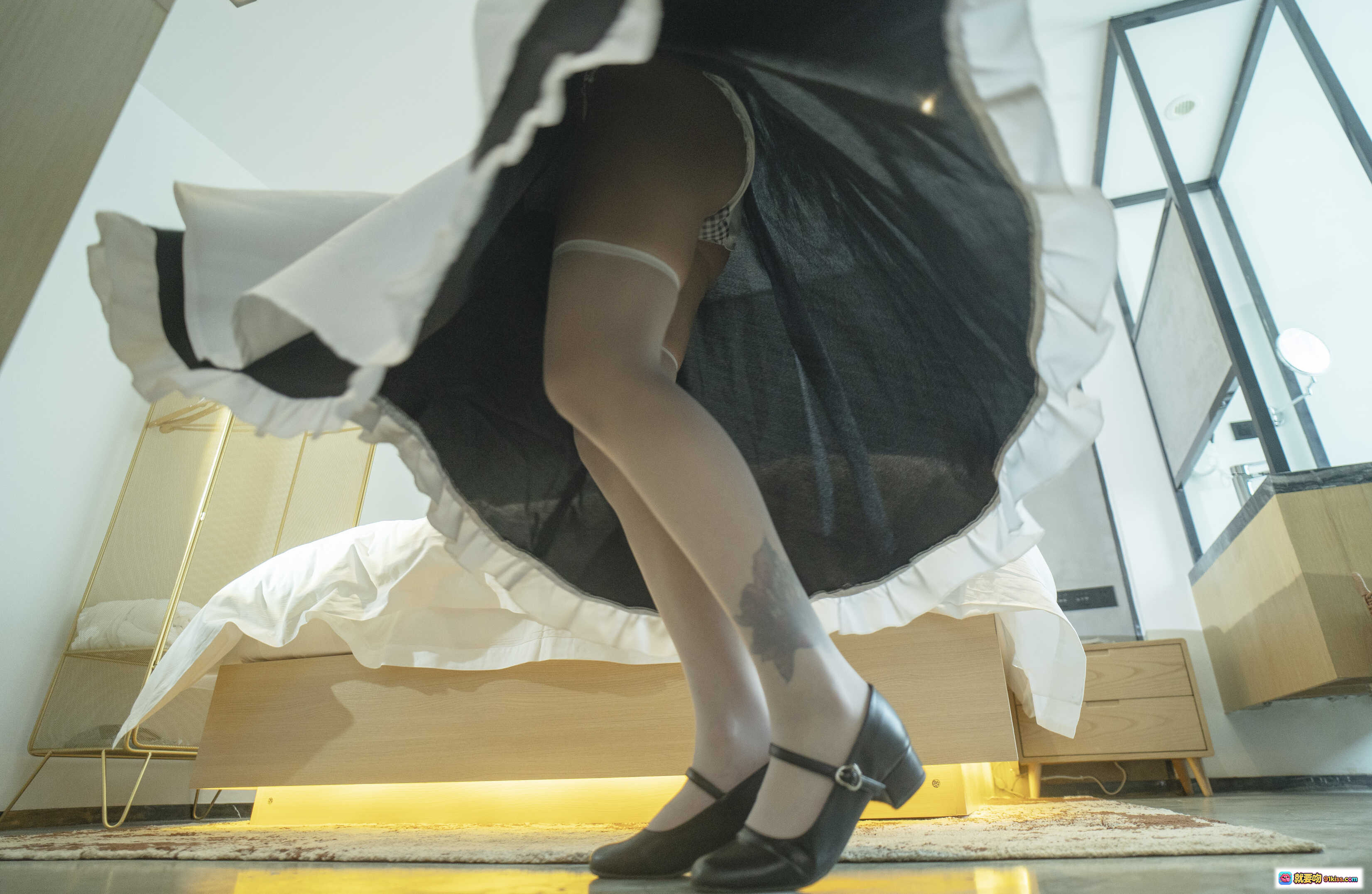 图片[7] - 汐 NO.004 奴仆写真｜黑白色女仆装+蕾丝边+白丝美腿+床上坐姿+精致头饰+室内私房摄影 - 就要吻