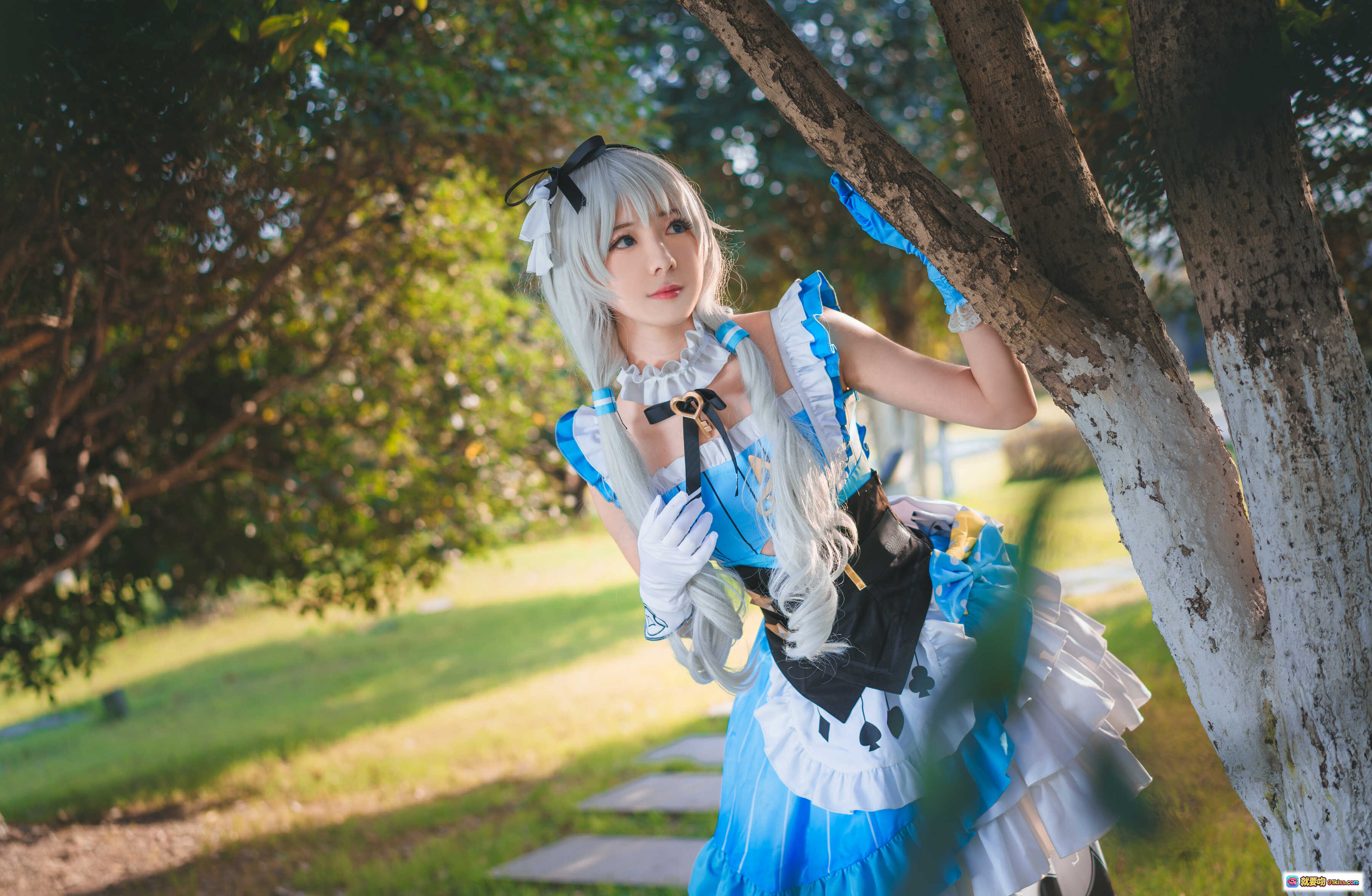 弥音音NO.007德丽莎cosplay蓝白女仆装户外树下写真15P高清美图 - 就要吻
