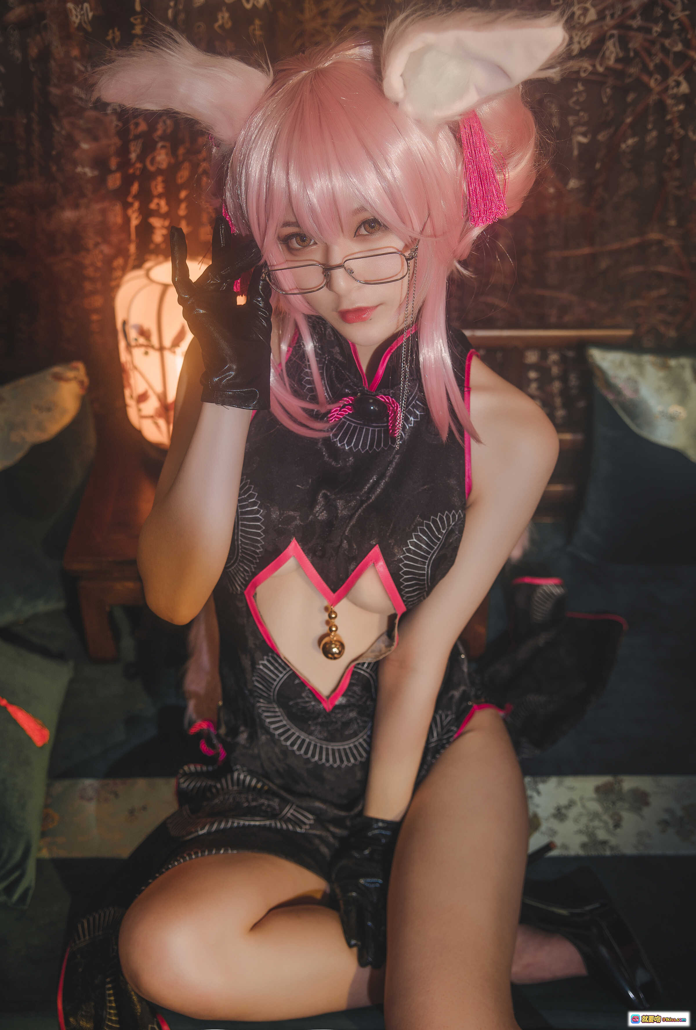 图片[8] - 铁板烧鬼舞w NO.013 玉藻前 Cosplay 旗袍造型 粉发猫耳 红边心形镂空 黑丝手套 手持折扇 古风写真 35P 493M - 就要吻