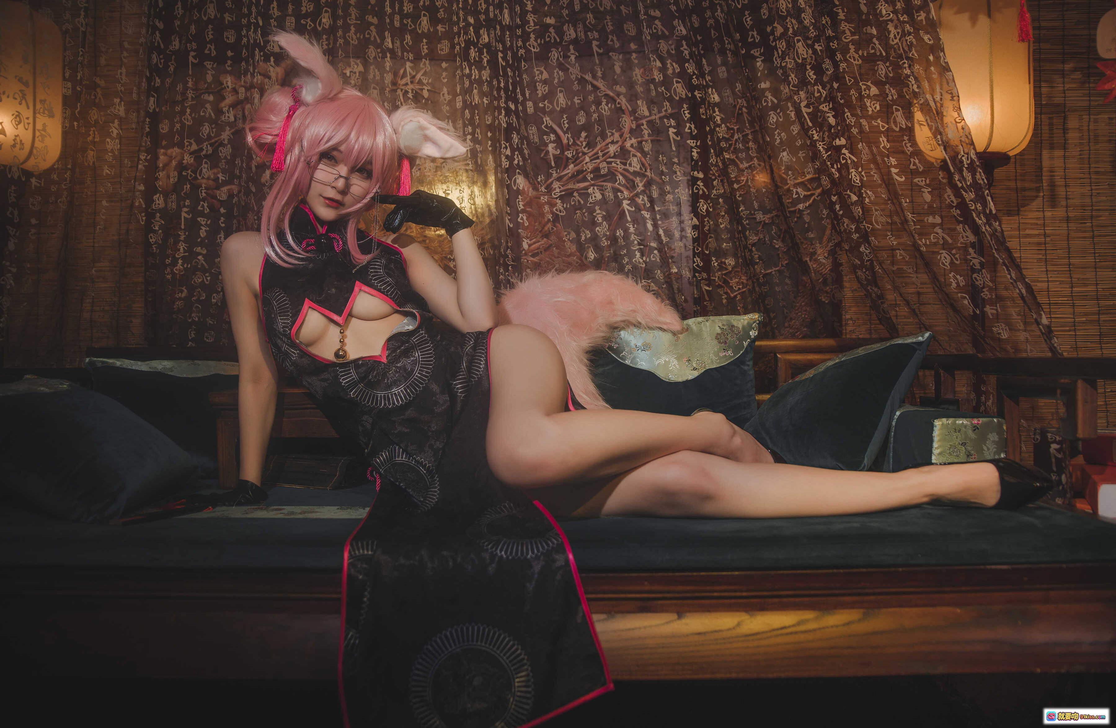 图片[6] - 铁板烧鬼舞w NO.013 玉藻前 Cosplay 旗袍造型 粉发猫耳 红边心形镂空 黑丝手套 手持折扇 古风写真 35P 493M - 就要吻