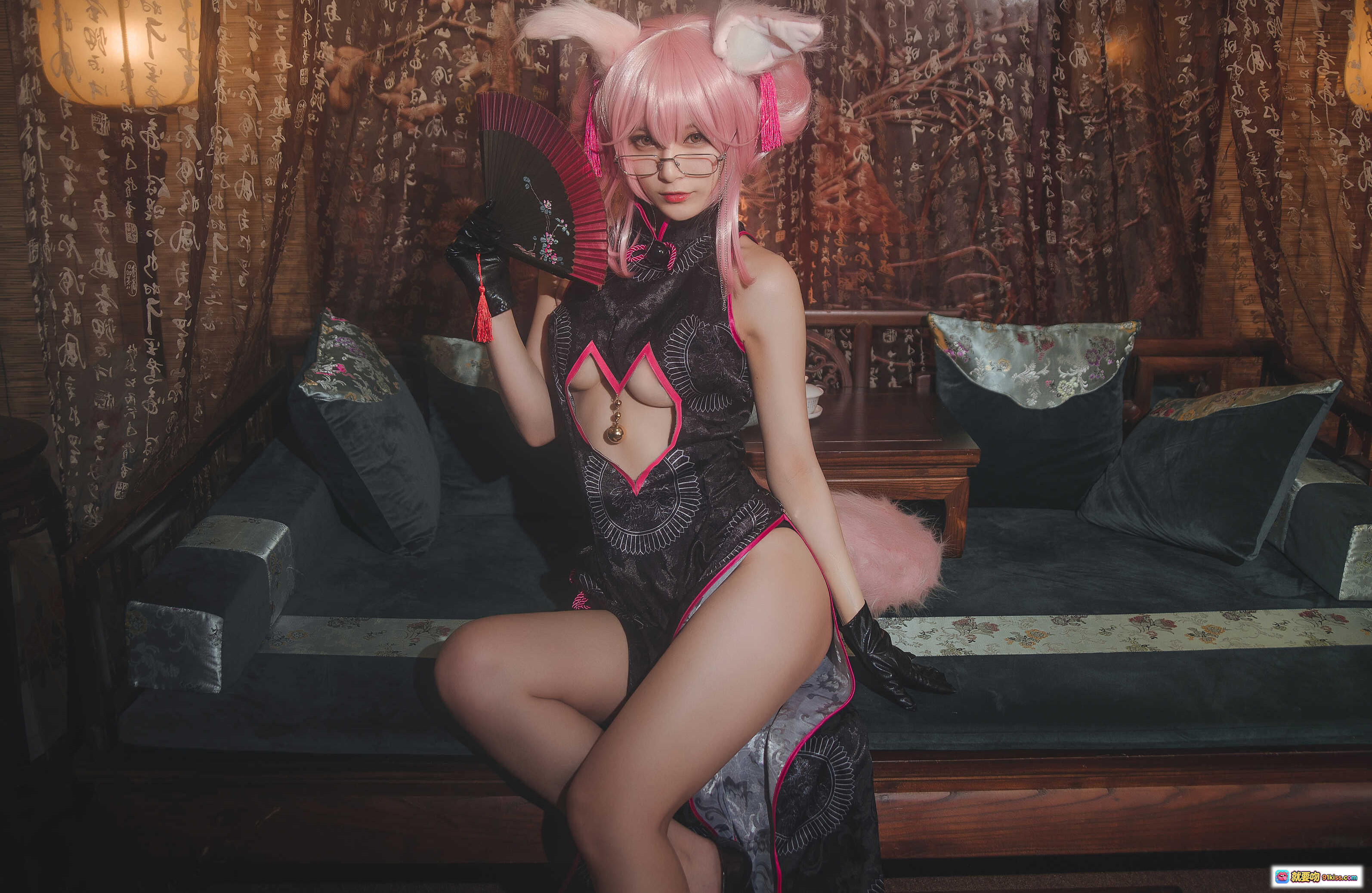 图片[2] - 铁板烧鬼舞w NO.013 玉藻前 Cosplay 旗袍造型 粉发猫耳 红边心形镂空 黑丝手套 手持折扇 古风写真 35P 493M - 就要吻