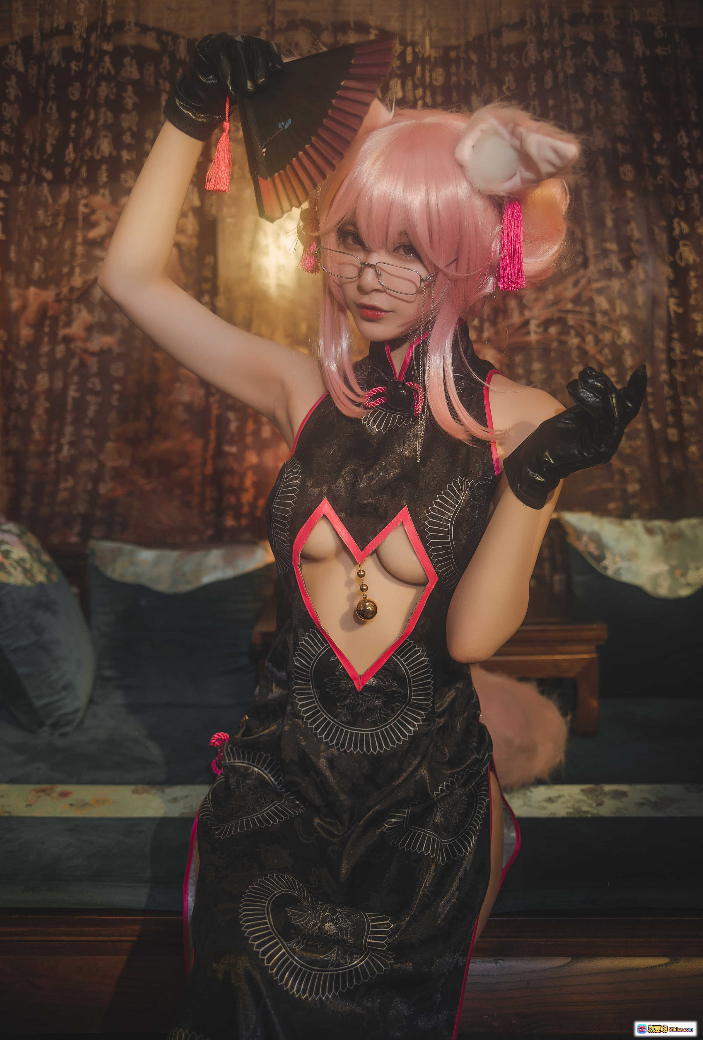 铁板烧鬼舞w NO.013 玉藻前 Cosplay 旗袍造型 粉发猫耳 红边心形镂空 黑丝手套 手持折扇 古风写真 35P 493M - 就要吻