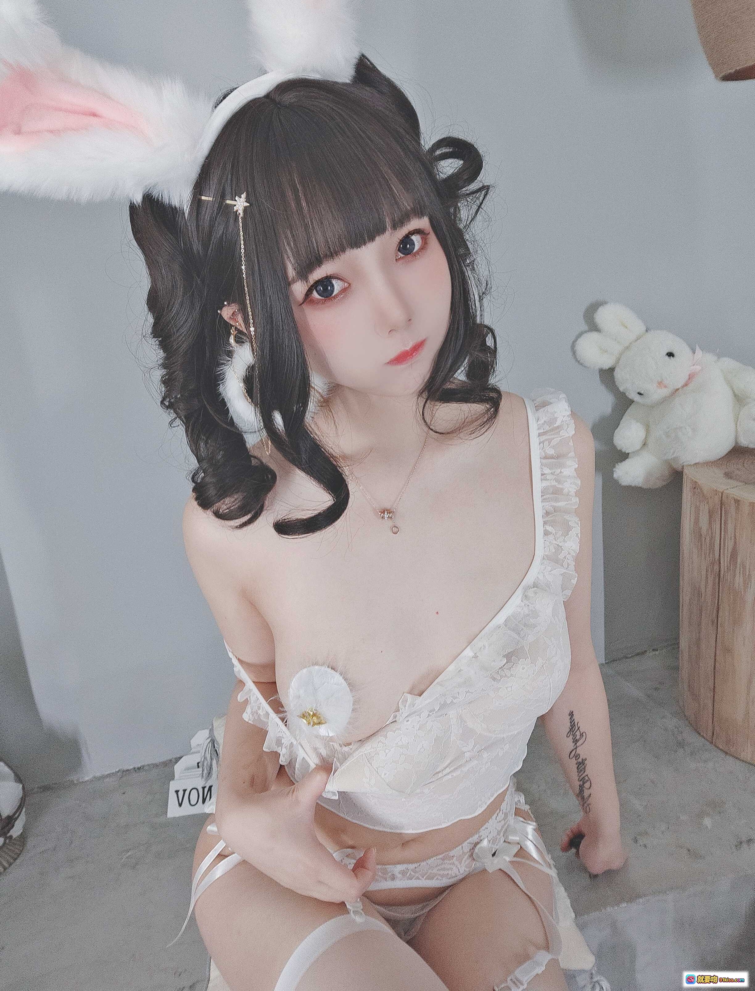 图片[4] - 名濑弥七NO.12情人节兔女郎写真｜白色蕾丝内衣+兔耳发箍+过膝袜+甜美少女风私房摄影 - 就要吻