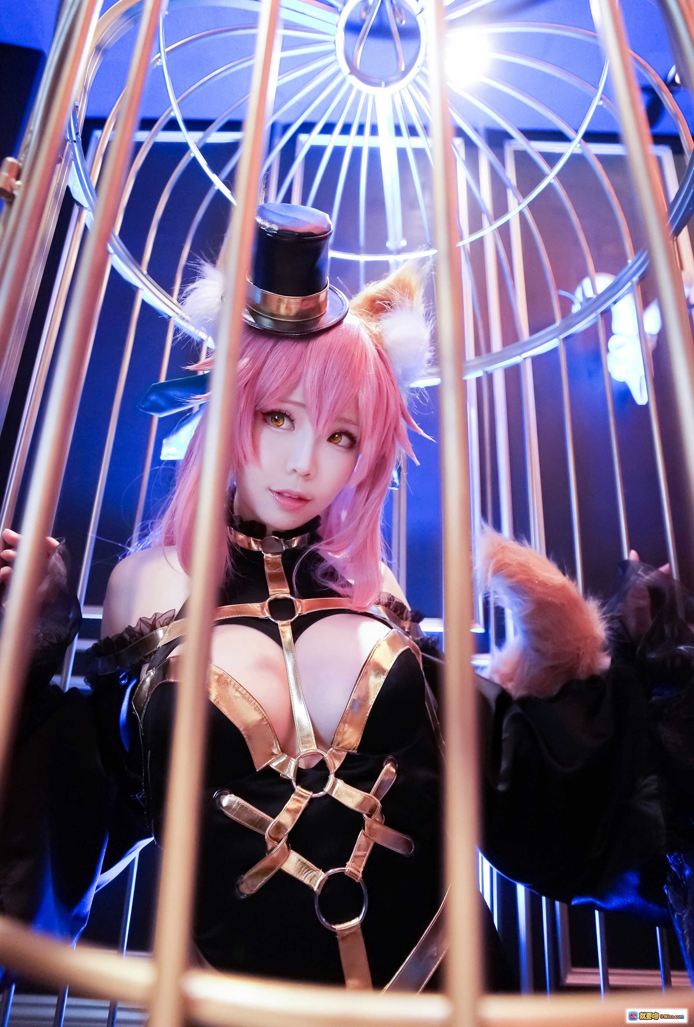 图片[5] - ElyEE子NO.009粉色长发Cosplay写真｜黑金哥特风礼帽+狐狸尾巴+和风符咒手持｜精致妆容与华丽服饰完美融合 - 就要吻