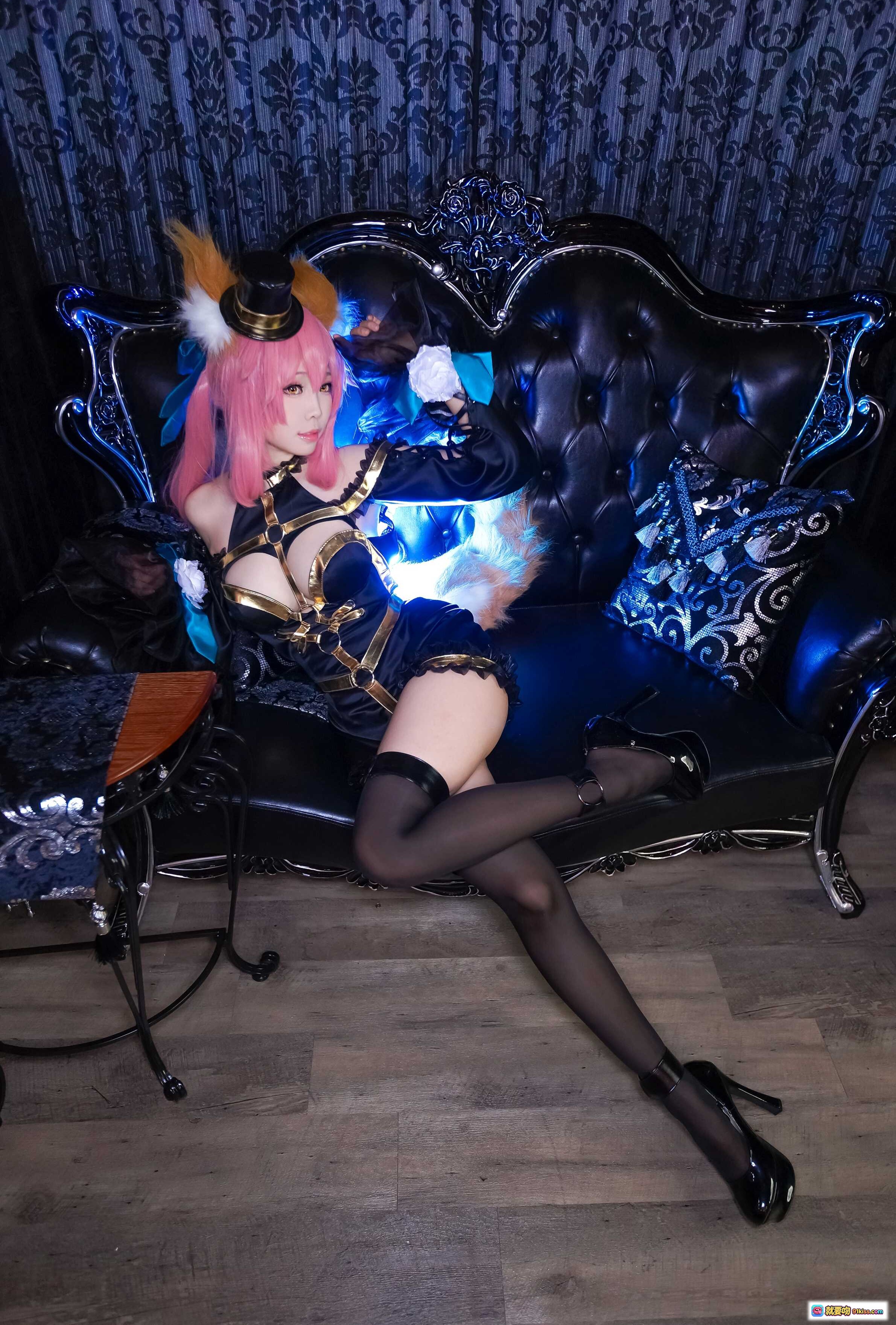 图片[6] - ElyEE子NO.009粉色长发Cosplay写真｜黑金哥特风礼帽+狐狸尾巴+和风符咒手持｜精致妆容与华丽服饰完美融合 - 就要吻