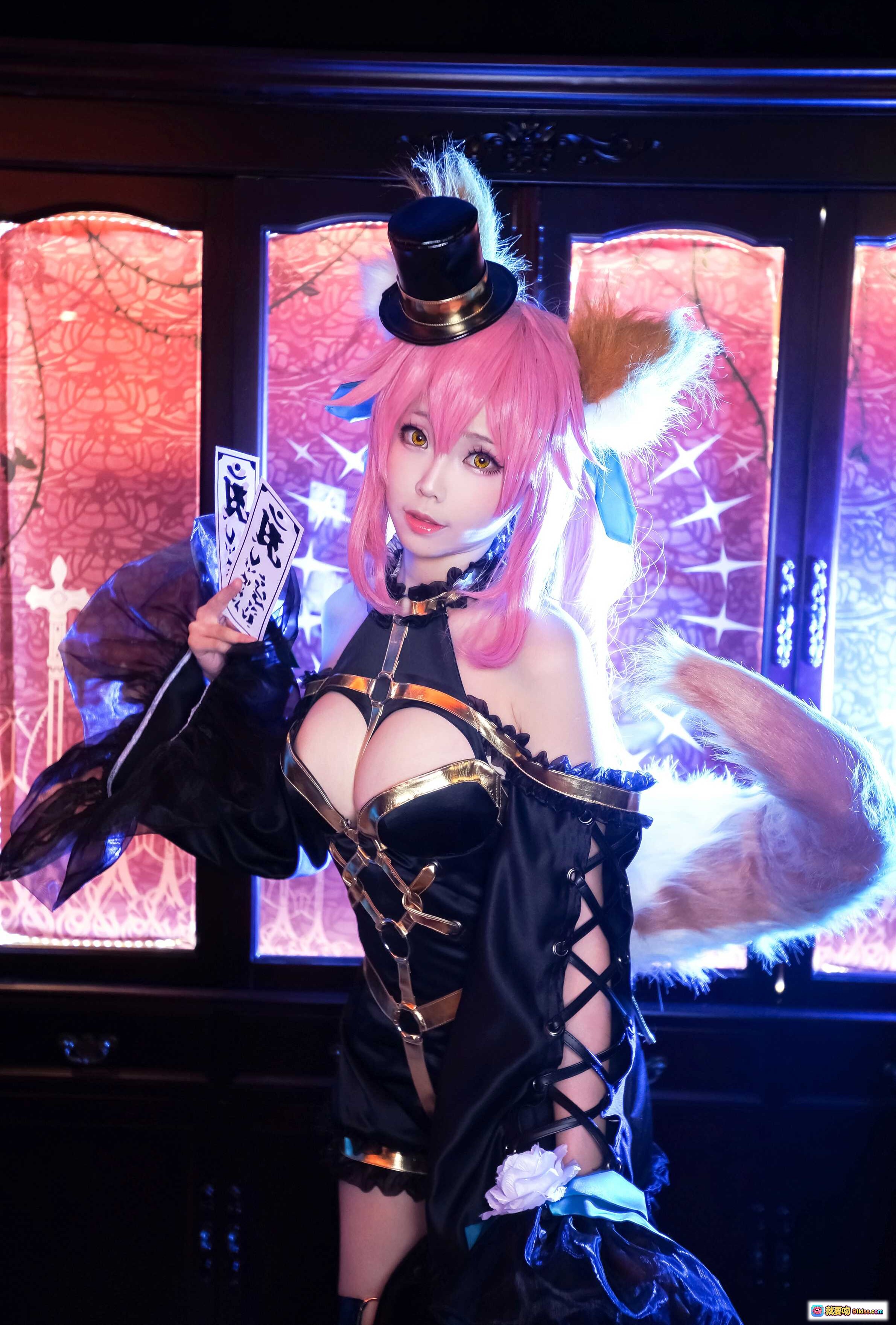 ElyEE子NO.009粉色长发Cosplay写真｜黑金哥特风礼帽+狐狸尾巴+和风符咒手持｜精致妆容与华丽服饰完美融合 - 就要吻