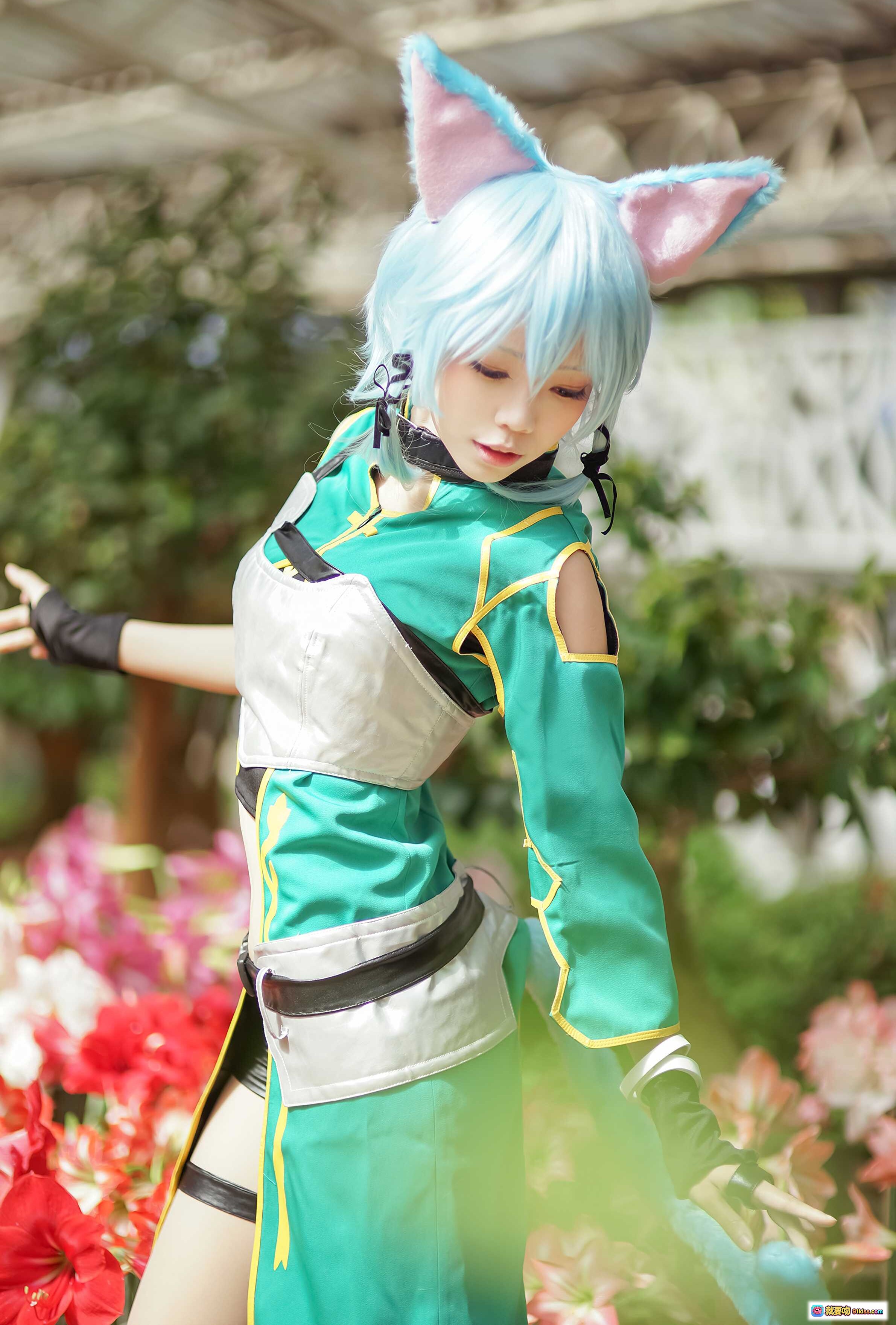 图片[8] - ElyEE子NO.013蓝发猫耳Cosplay户外写真 绿白战衣黑短裤造型精致自然光拍摄 - 就要吻