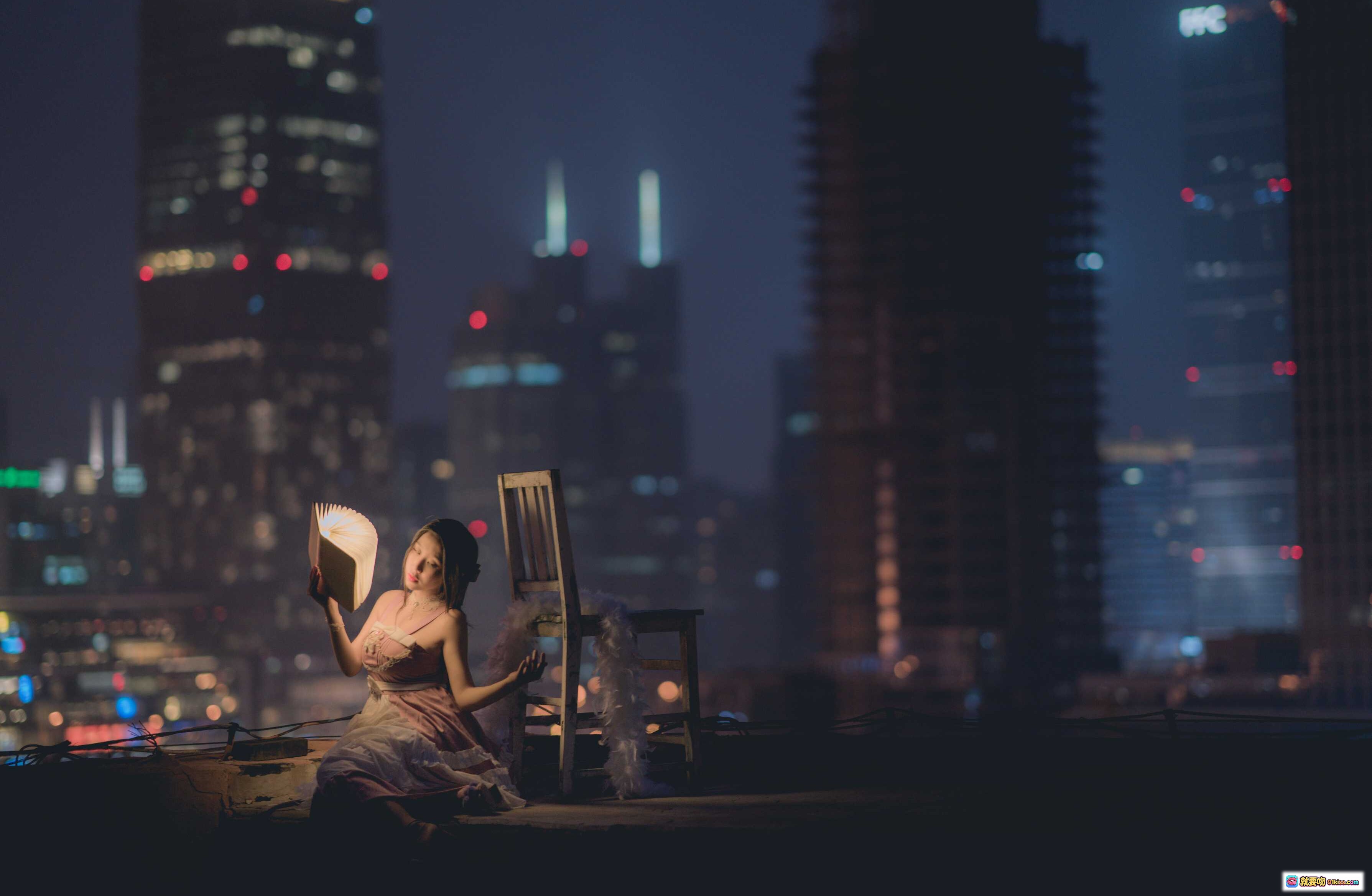 图片[8] - 穆零Mu0 NO.36 夜读少女屋顶静谧时光 城市霓虹背景文艺氛围感阅读场景 - 就要吻