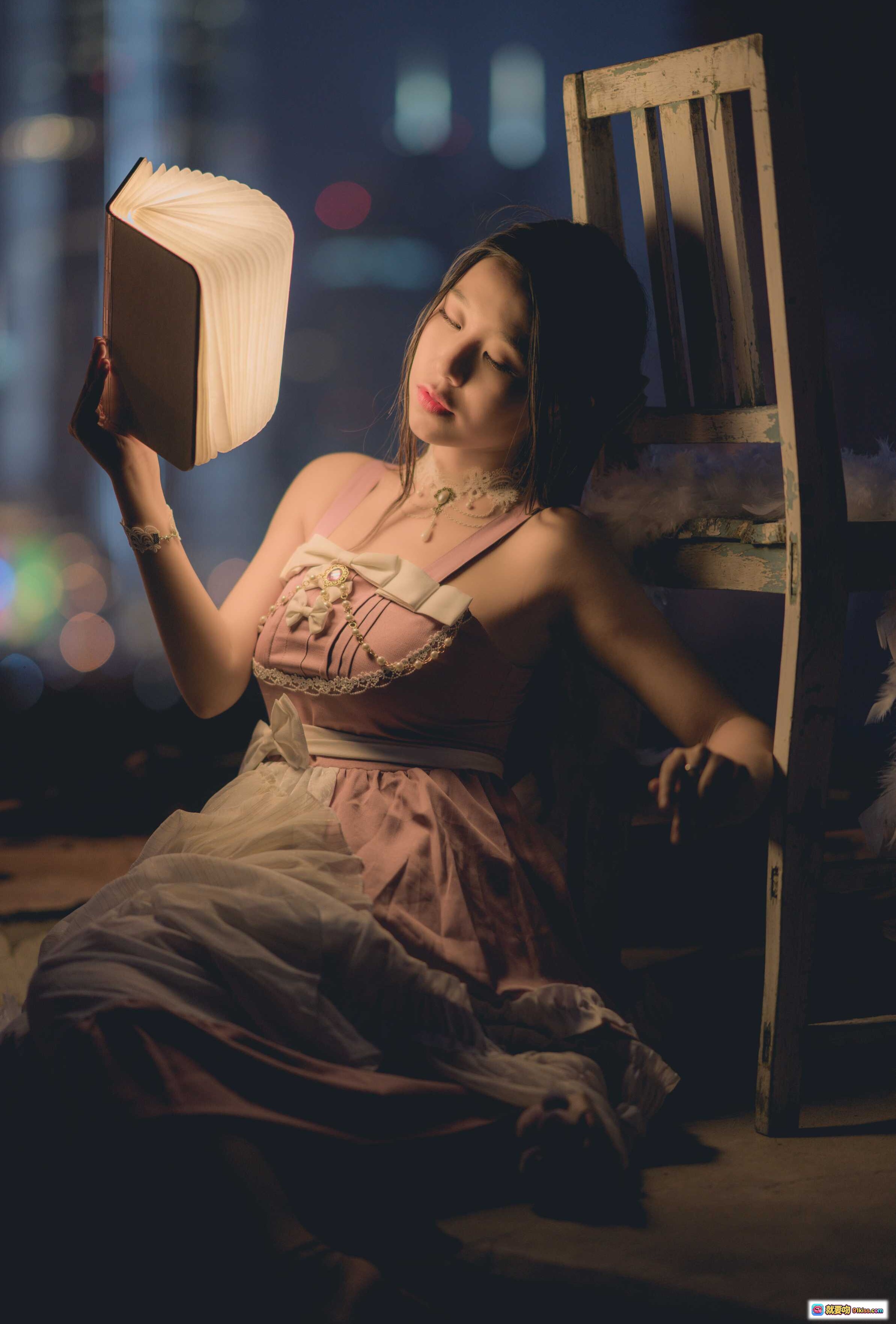 图片[7] - 穆零Mu0 NO.36 夜读少女屋顶静谧时光 城市霓虹背景文艺氛围感阅读场景 - 就要吻