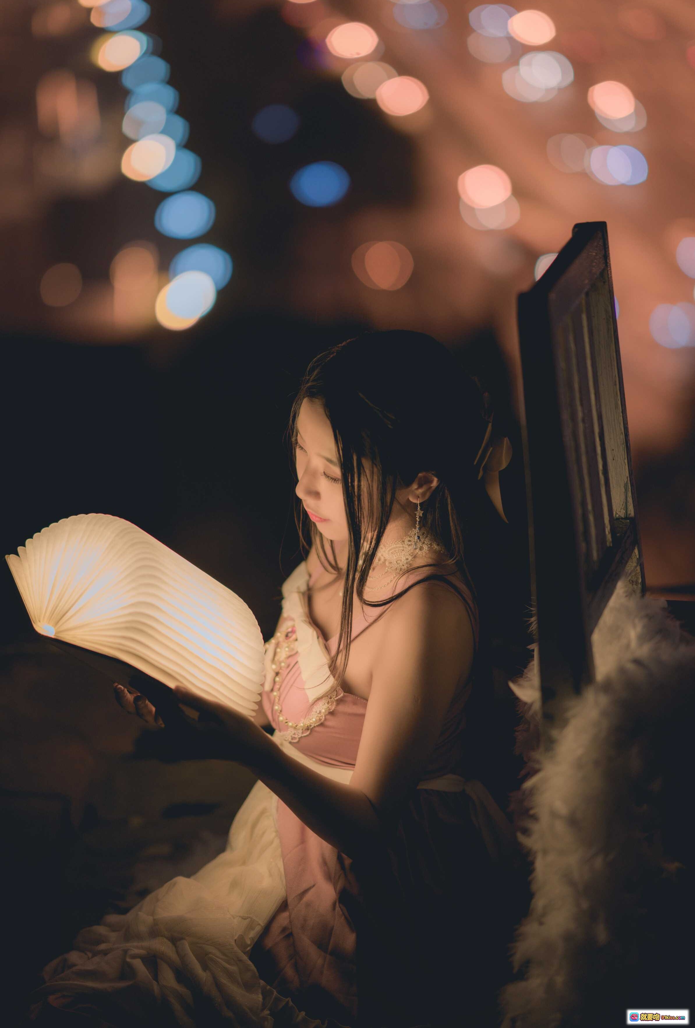 图片[5] - 穆零Mu0 NO.36 夜读少女屋顶静谧时光 城市霓虹背景文艺氛围感阅读场景 - 就要吻