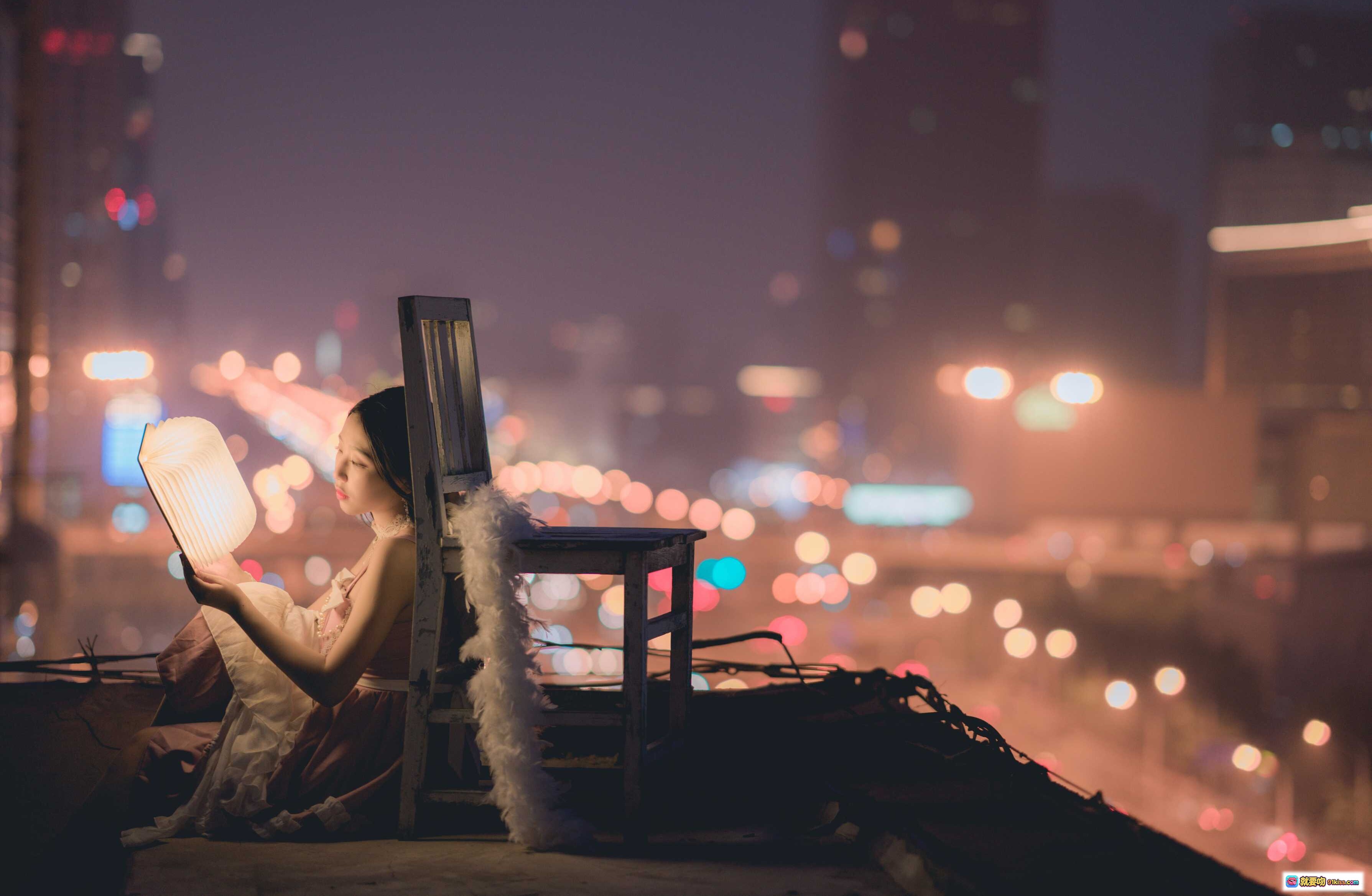 穆零Mu0 NO.36 夜读少女屋顶静谧时光 城市霓虹背景文艺氛围感阅读场景 - 就要吻