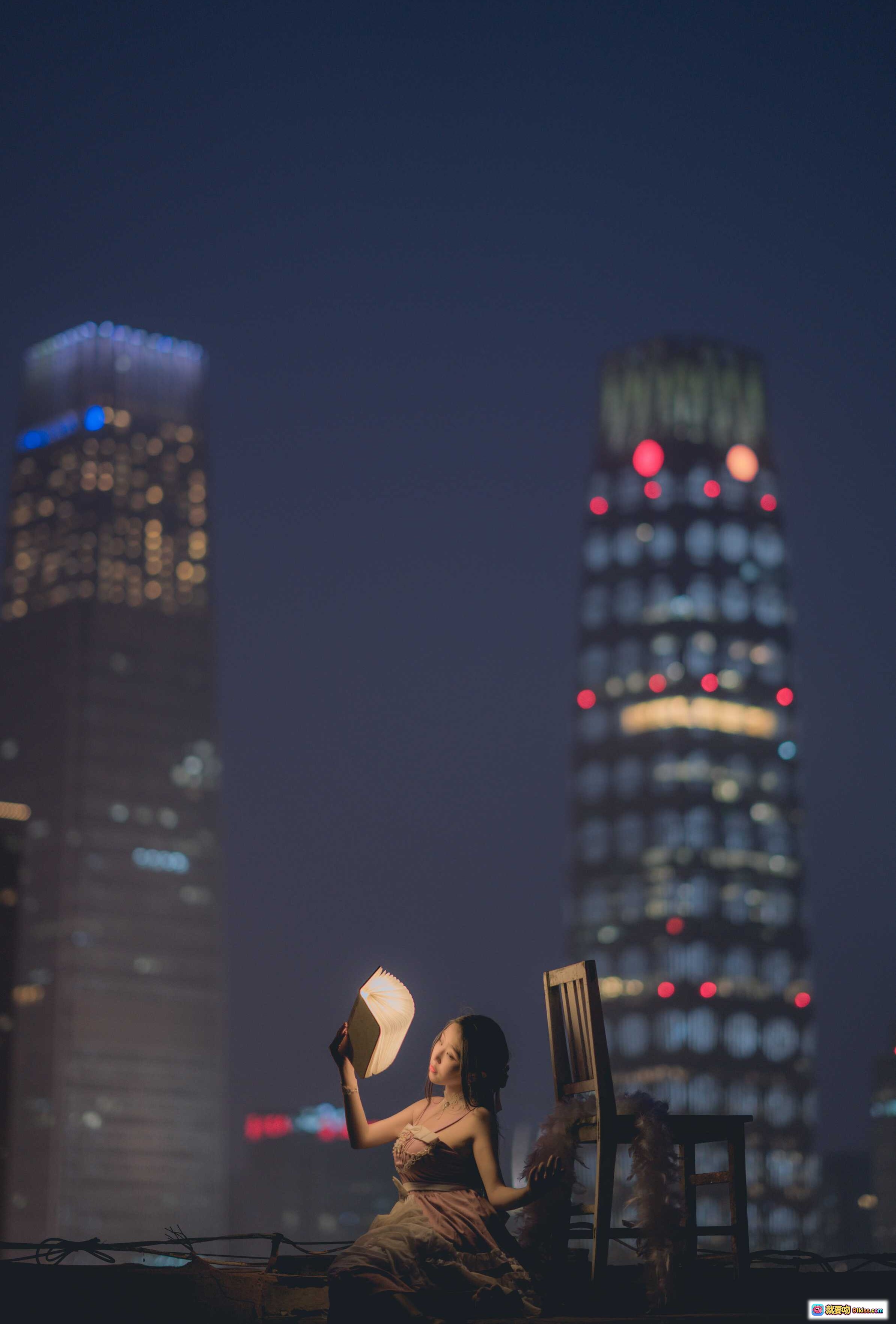 图片[9] - 穆零Mu0 NO.36 夜读少女屋顶静谧时光 城市霓虹背景文艺氛围感阅读场景 - 就要吻
