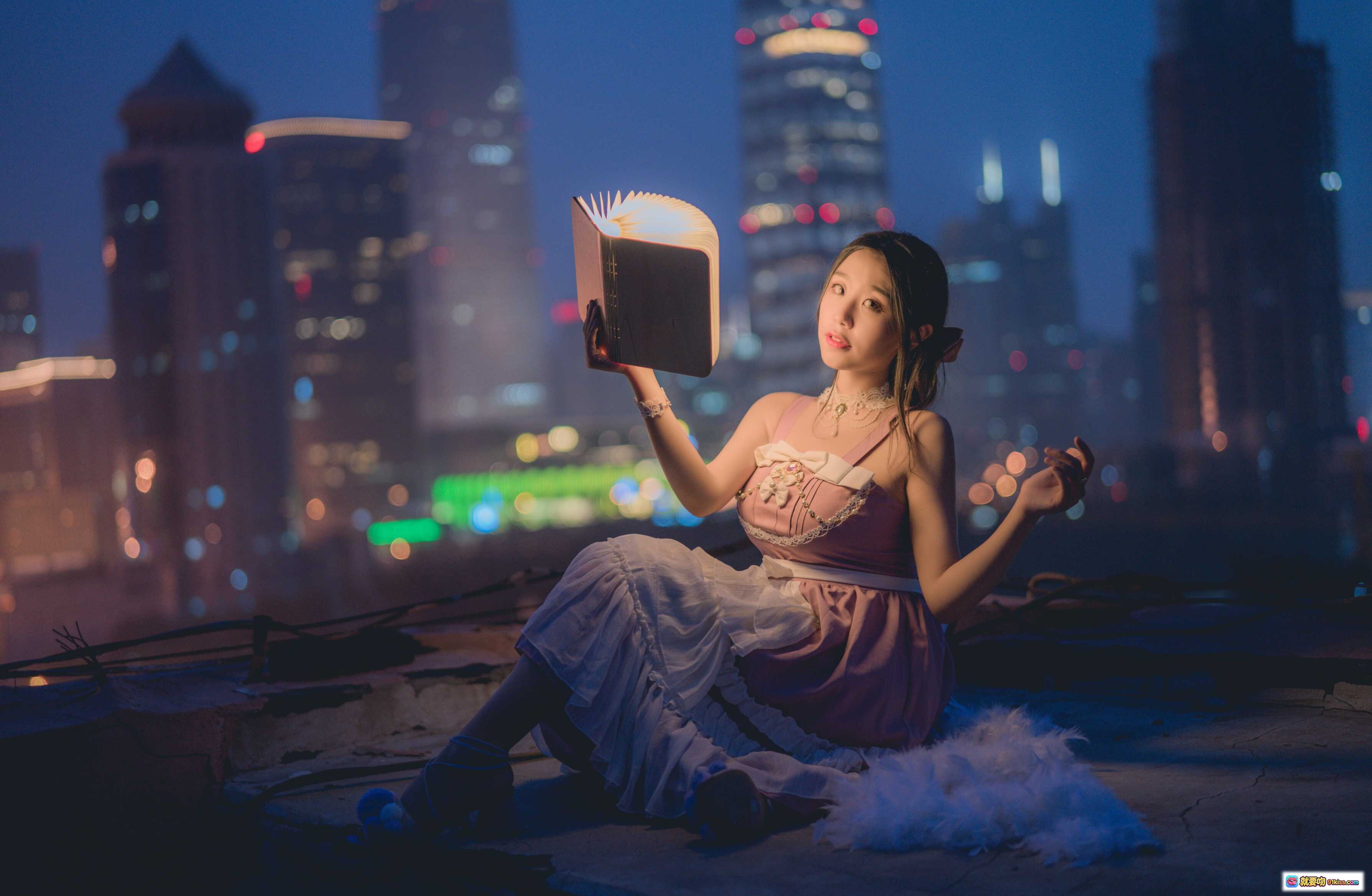 图片[2] - 穆零Mu0 NO.36 夜读少女屋顶静谧时光 城市霓虹背景文艺氛围感阅读场景 - 就要吻