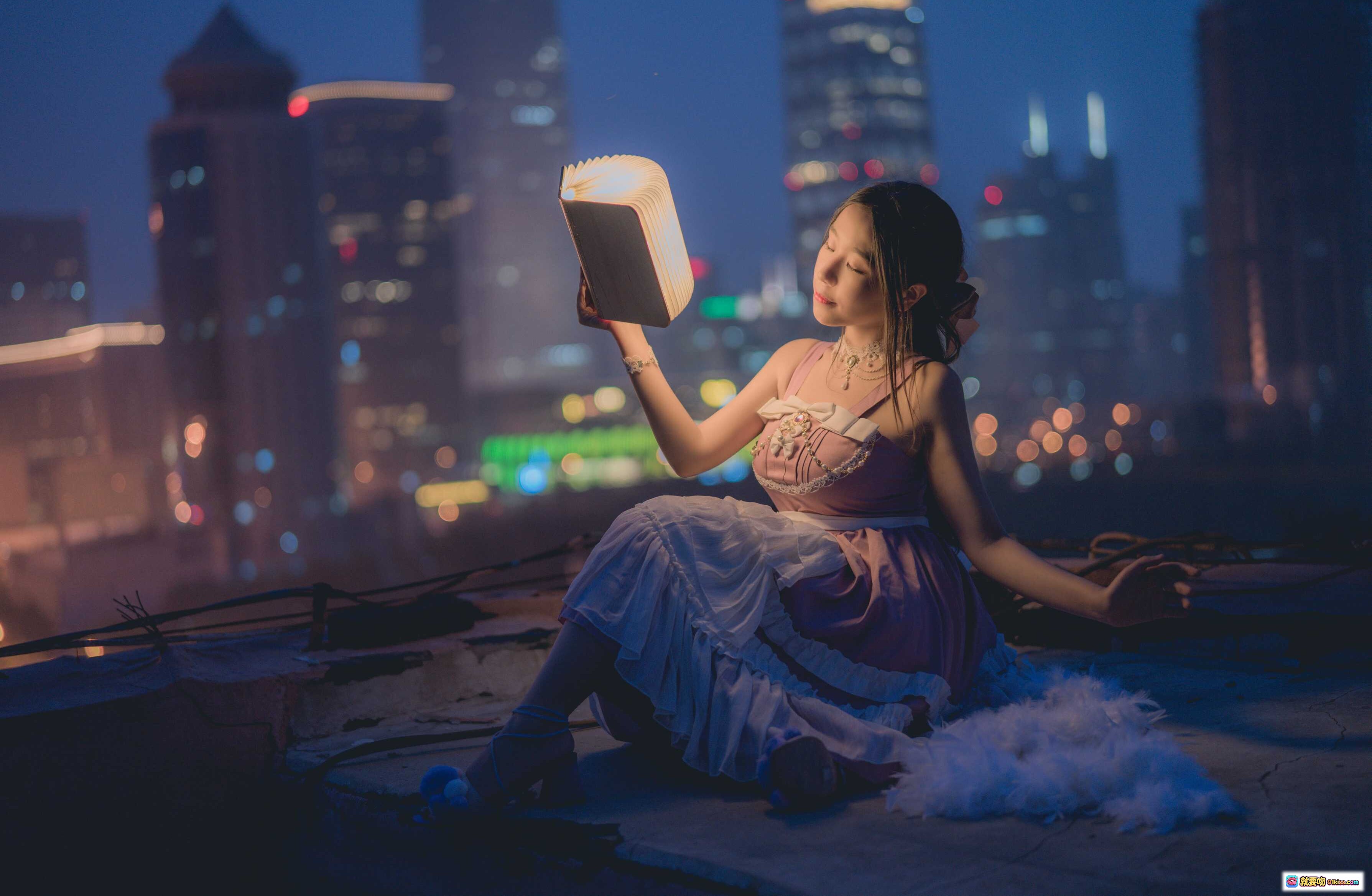 图片[4] - 穆零Mu0 NO.36 夜读少女屋顶静谧时光 城市霓虹背景文艺氛围感阅读场景 - 就要吻