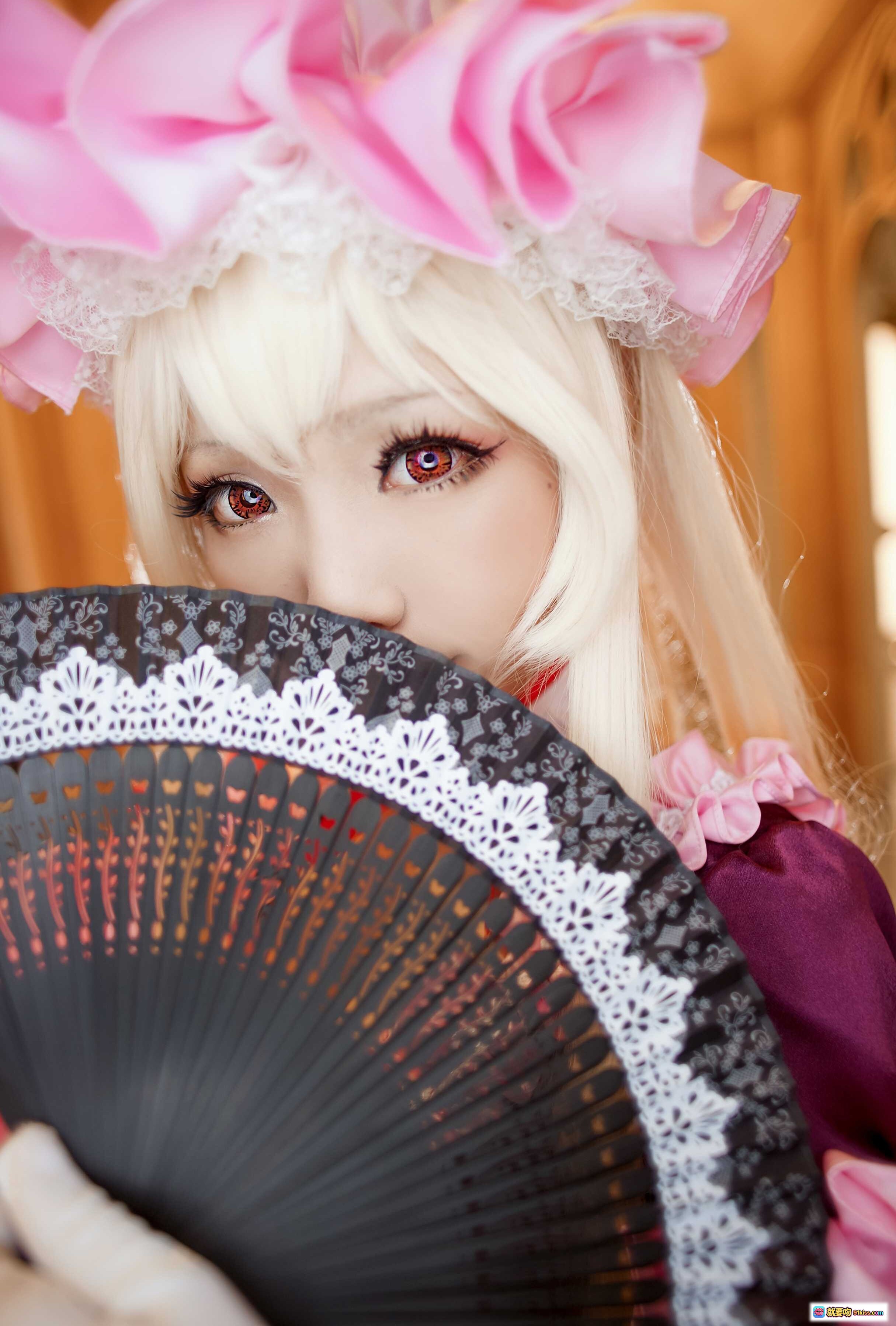 图片[1] - ElyEE子NO.032洛丽塔cosplay：粉玫瑰头饰+红瞳白发+蕾丝折扇+紫色洋装甜美写真 - 就要吻