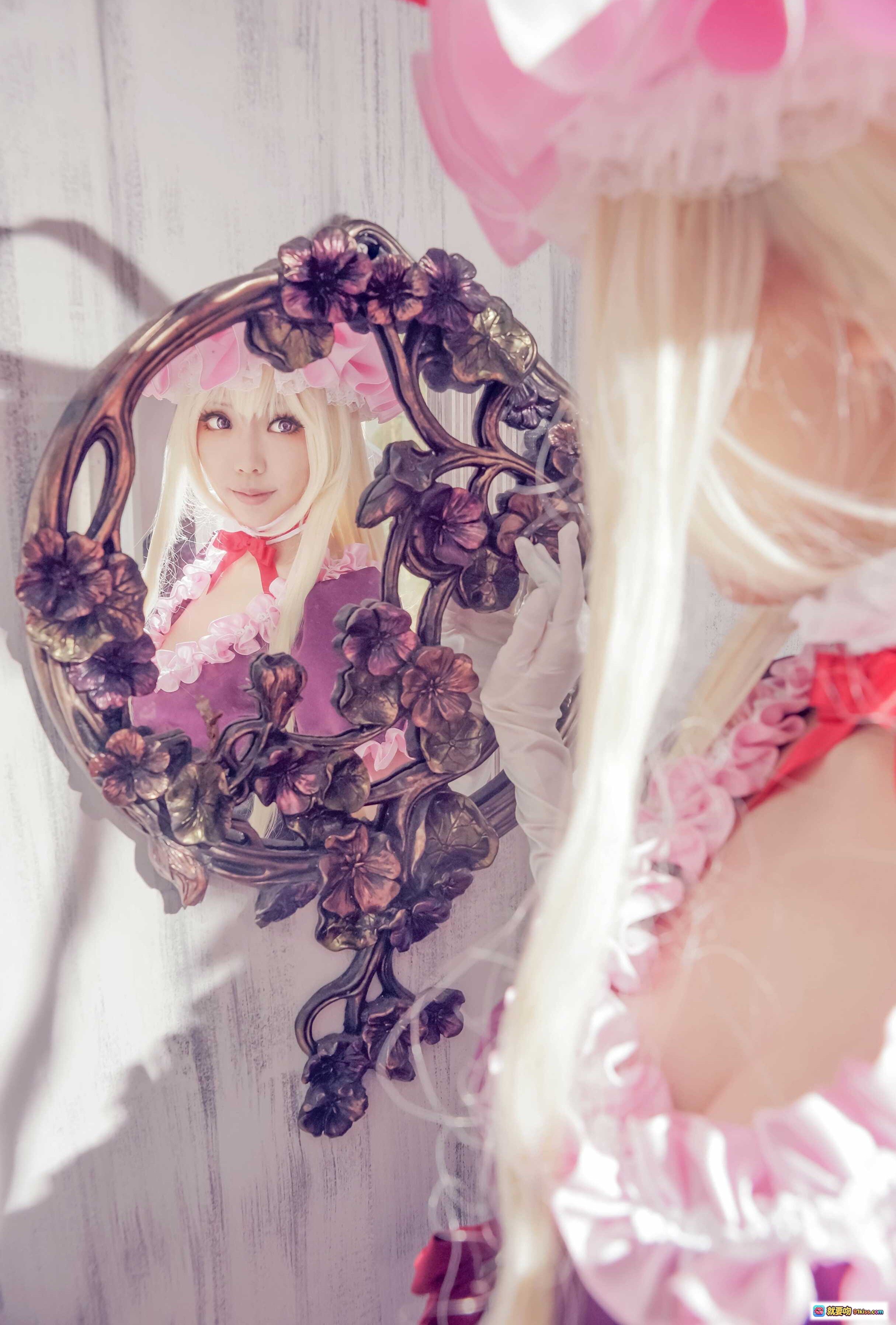 图片[2] - ElyEE子NO.032洛丽塔cosplay：粉玫瑰头饰+红瞳白发+蕾丝折扇+紫色洋装甜美写真 - 就要吻