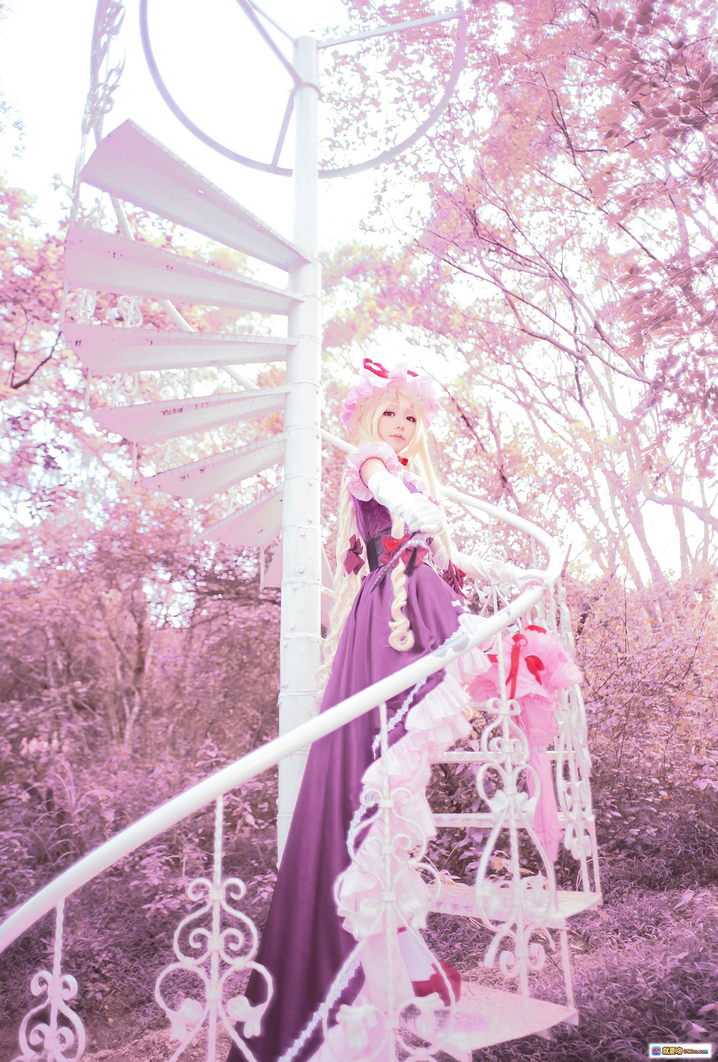 图片[8] - ElyEE子NO.032洛丽塔cosplay：粉玫瑰头饰+红瞳白发+蕾丝折扇+紫色洋装甜美写真 - 就要吻