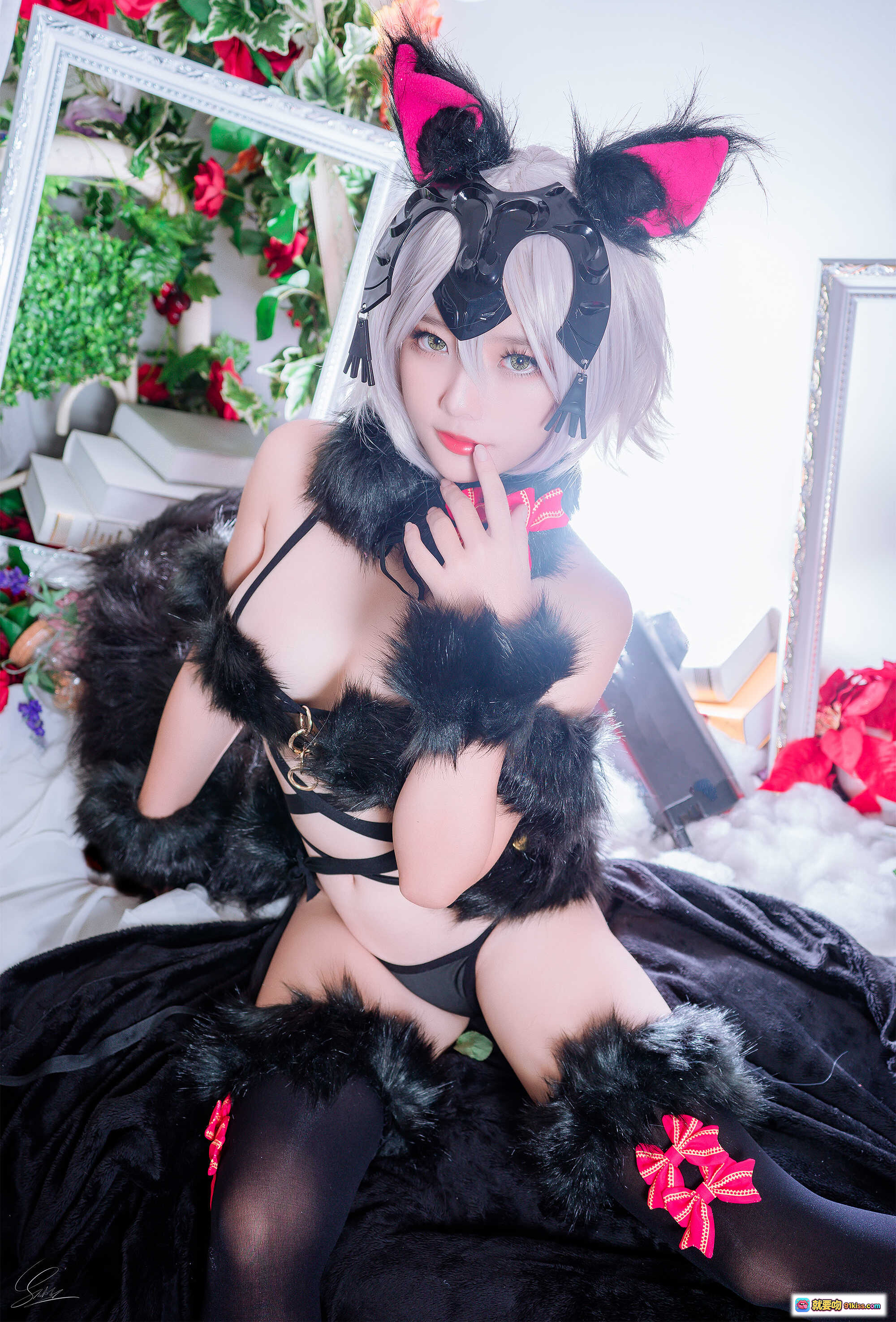 图片[7] - Messie Huang NO.04 Jeanne Alter Wolf Cosplay写真｜黑丝猫耳少女｜粉色梦幻卧室｜毛绒装饰｜玫瑰花环｜性感可爱风 - 就要吻