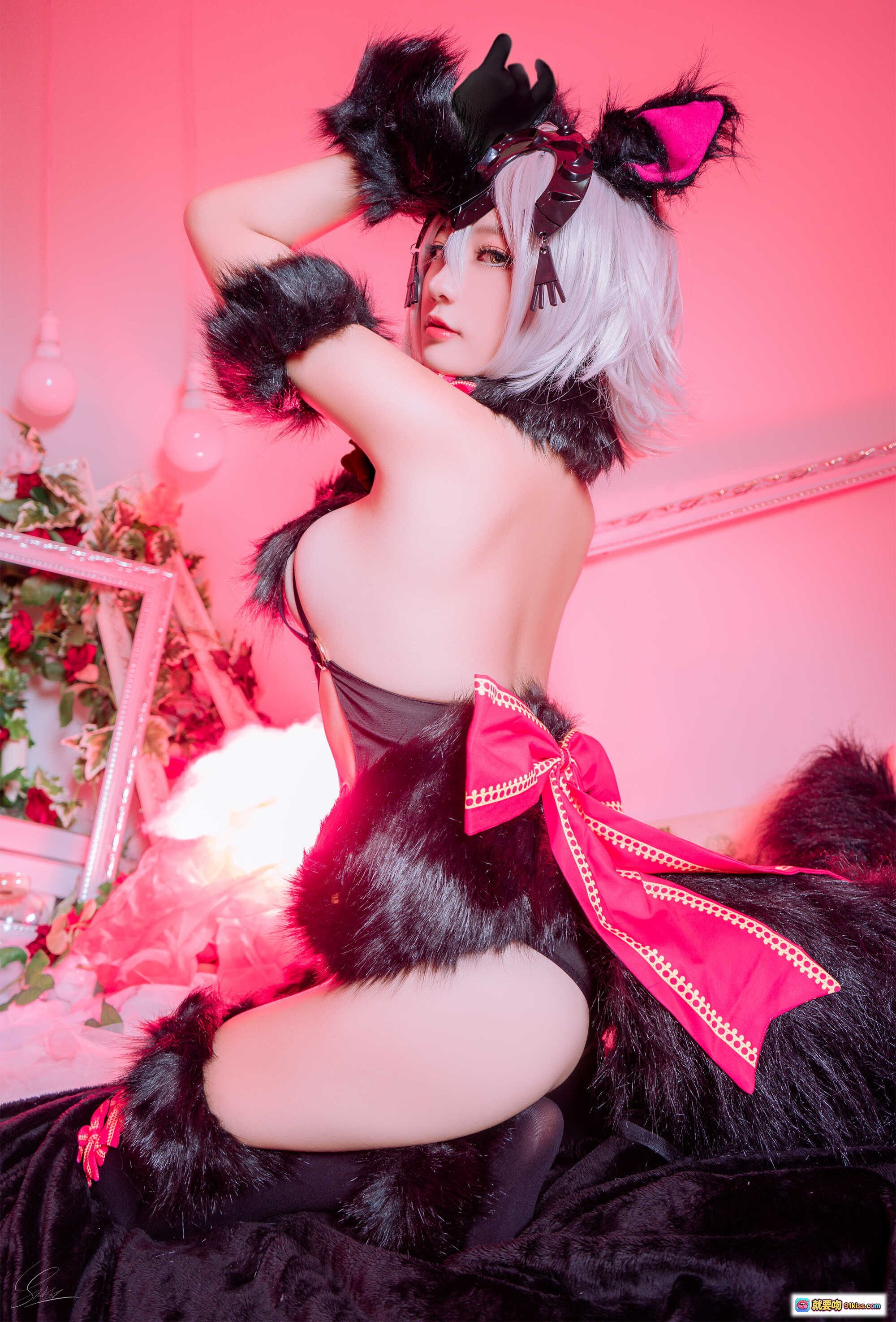 图片[4] - Messie Huang NO.04 Jeanne Alter Wolf Cosplay写真｜黑丝猫耳少女｜粉色梦幻卧室｜毛绒装饰｜玫瑰花环｜性感可爱风 - 就要吻