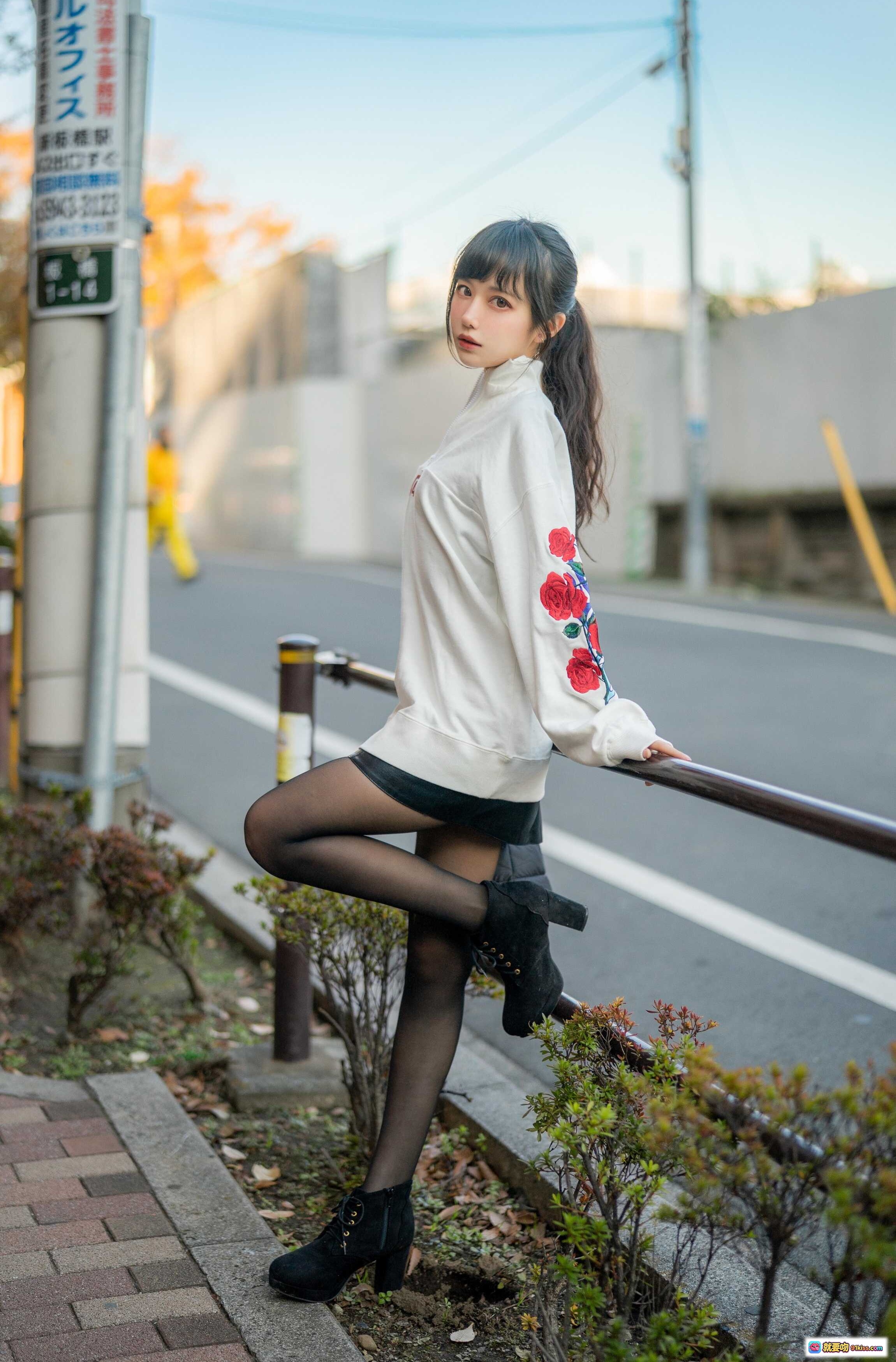 Shika小鹿鹿NO.071板桥街拍写真｜白色刺绣卫衣+黑色短裙+丝袜高跟靴｜日系少女风户外摄影 - 就要吻