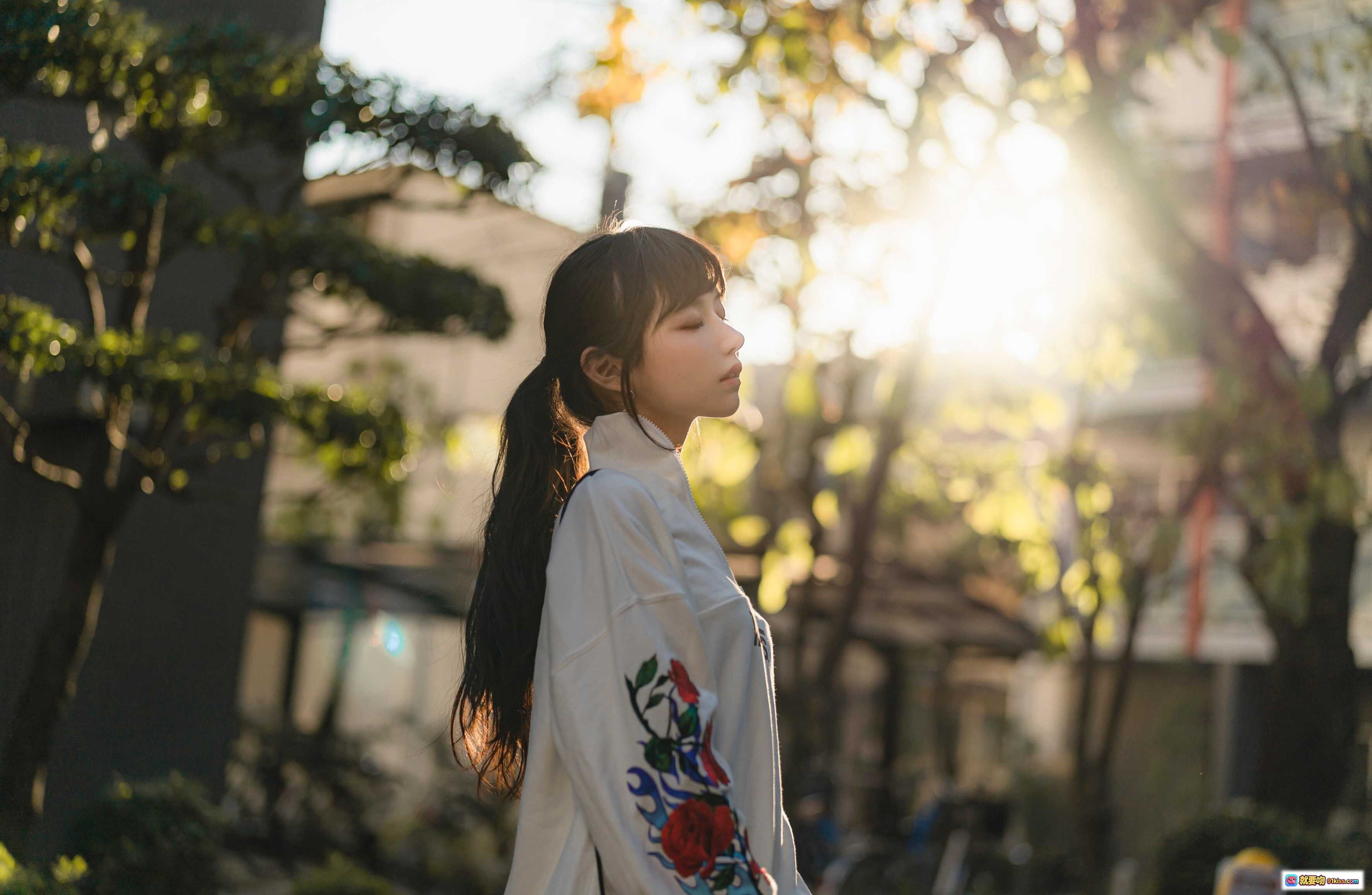 图片[8] - Shika小鹿鹿NO.071板桥街拍写真｜白色刺绣卫衣+黑色短裙+丝袜高跟靴｜日系少女风户外摄影 - 就要吻