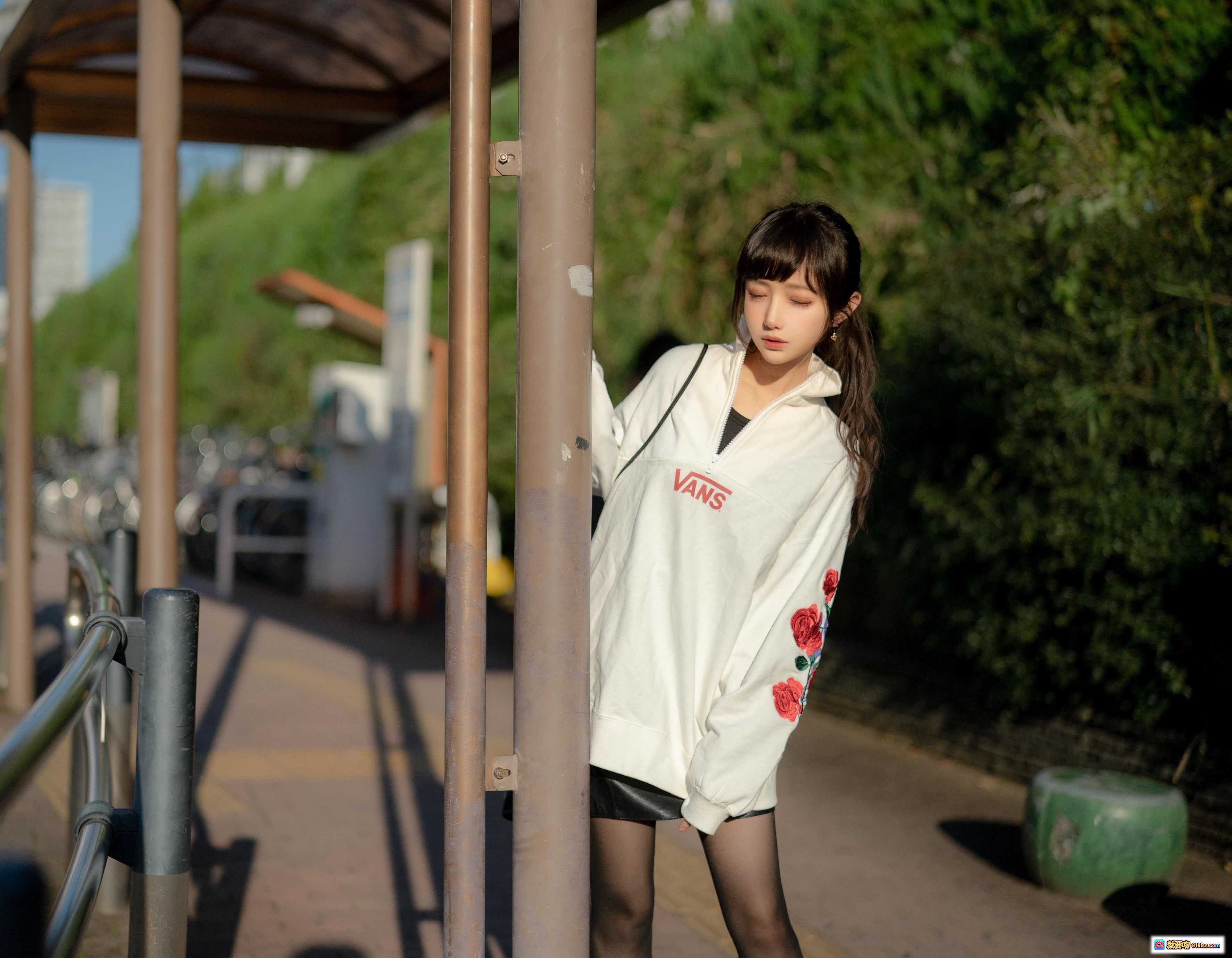 图片[3] - Shika小鹿鹿NO.071板桥街拍写真｜白色刺绣卫衣+黑色短裙+丝袜高跟靴｜日系少女风户外摄影 - 就要吻