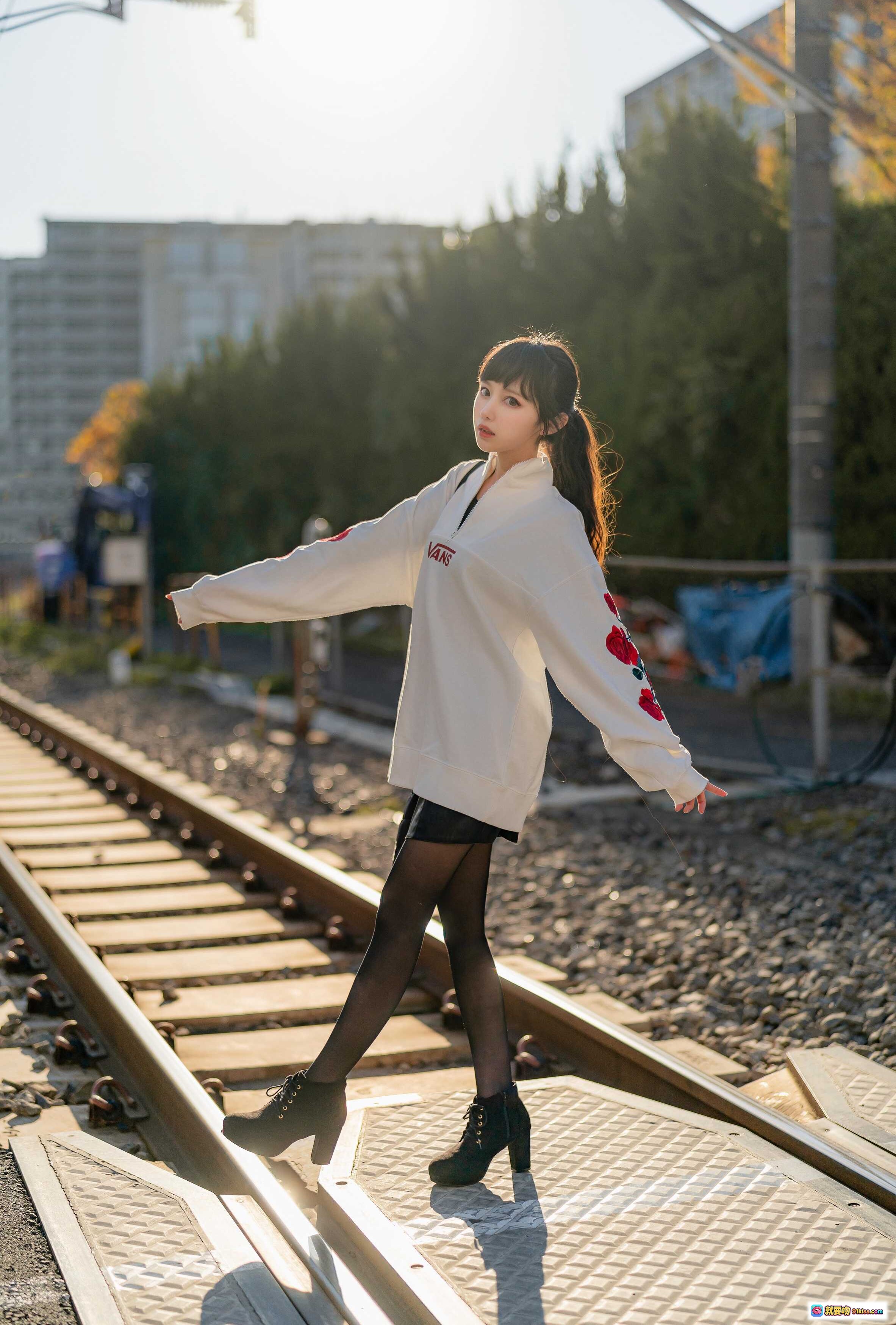 图片[2] - Shika小鹿鹿NO.071板桥街拍写真｜白色刺绣卫衣+黑色短裙+丝袜高跟靴｜日系少女风户外摄影 - 就要吻