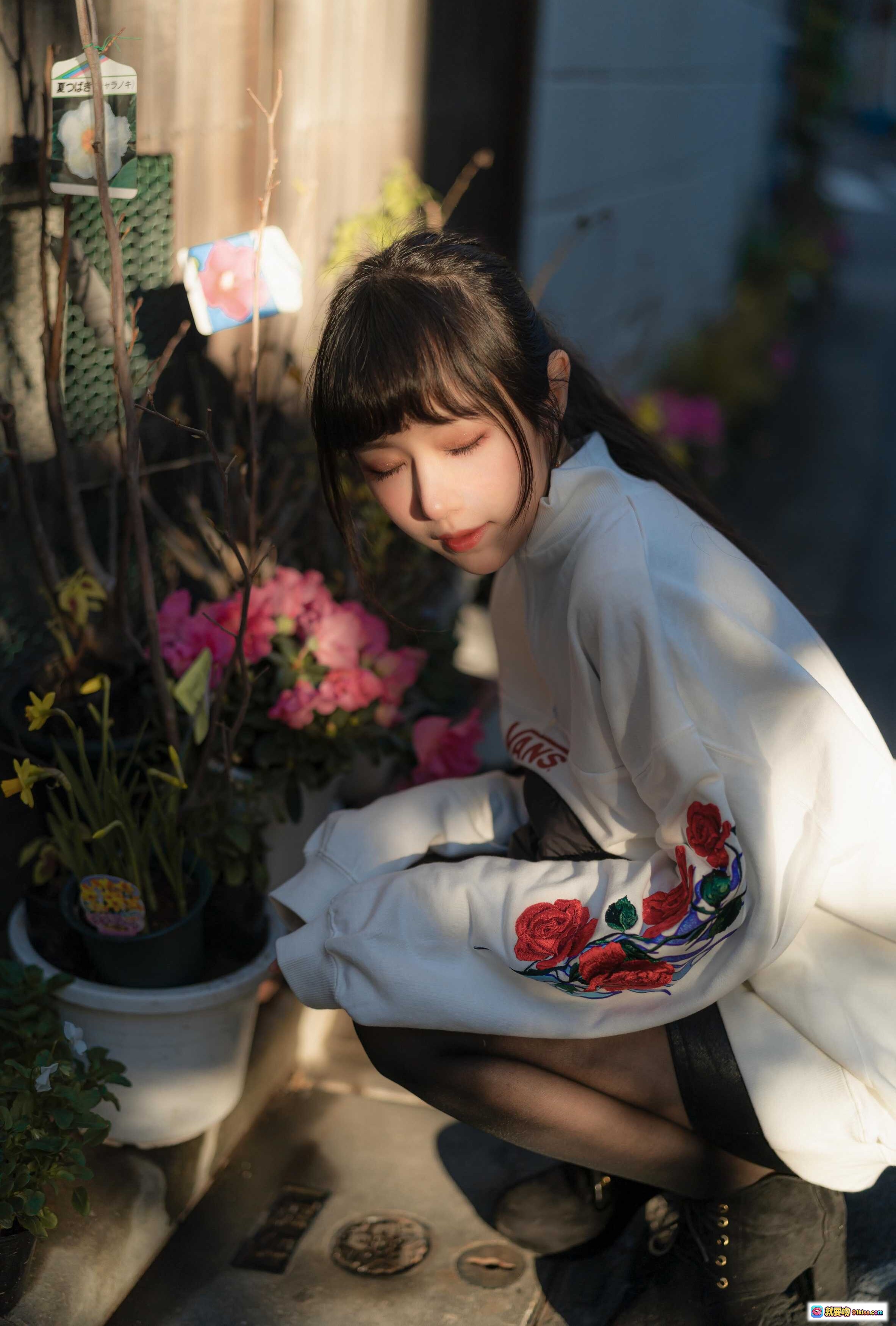 图片[5] - Shika小鹿鹿NO.071板桥街拍写真｜白色刺绣卫衣+黑色短裙+丝袜高跟靴｜日系少女风户外摄影 - 就要吻