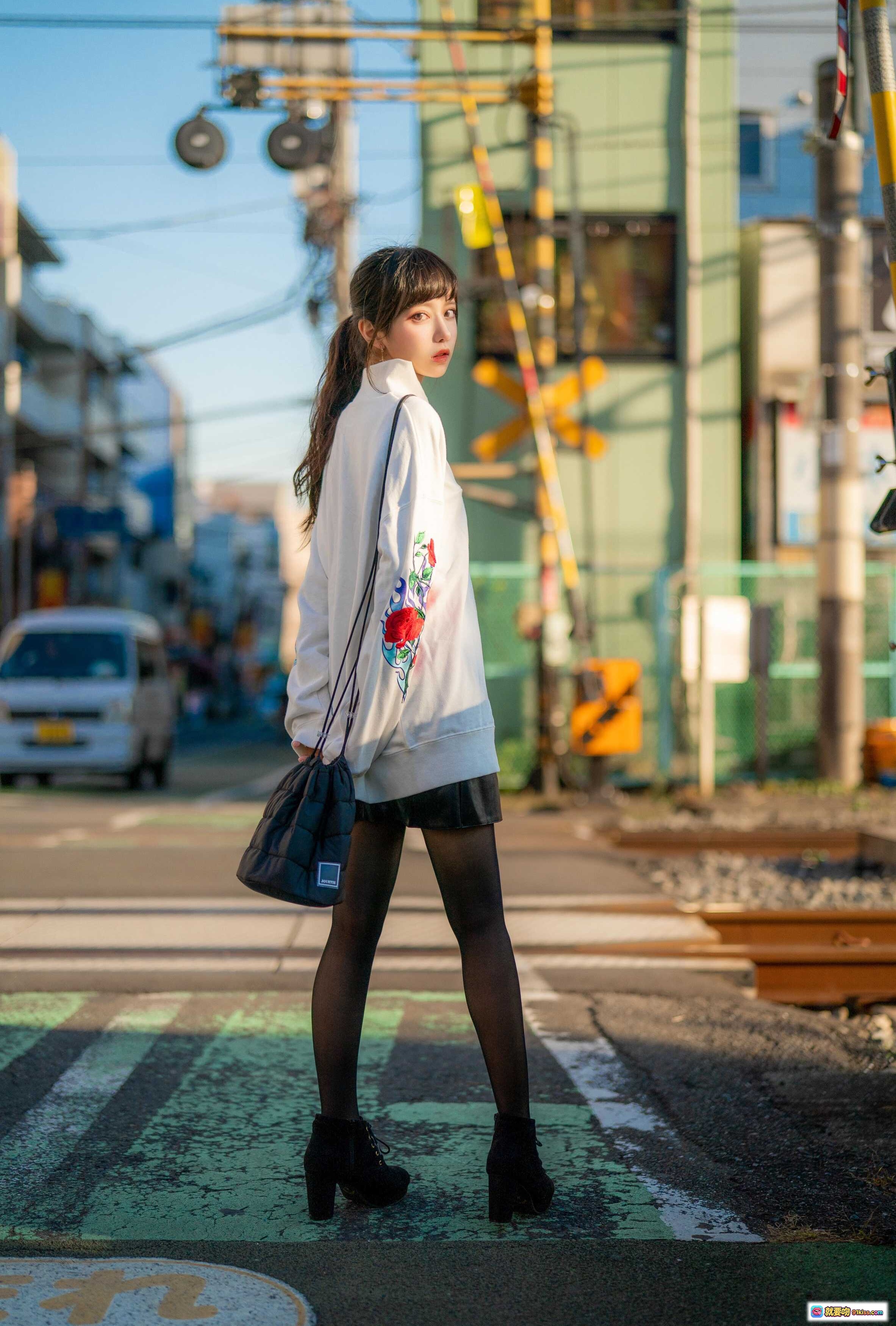 图片[4] - Shika小鹿鹿NO.071板桥街拍写真｜白色刺绣卫衣+黑色短裙+丝袜高跟靴｜日系少女风户外摄影 - 就要吻
