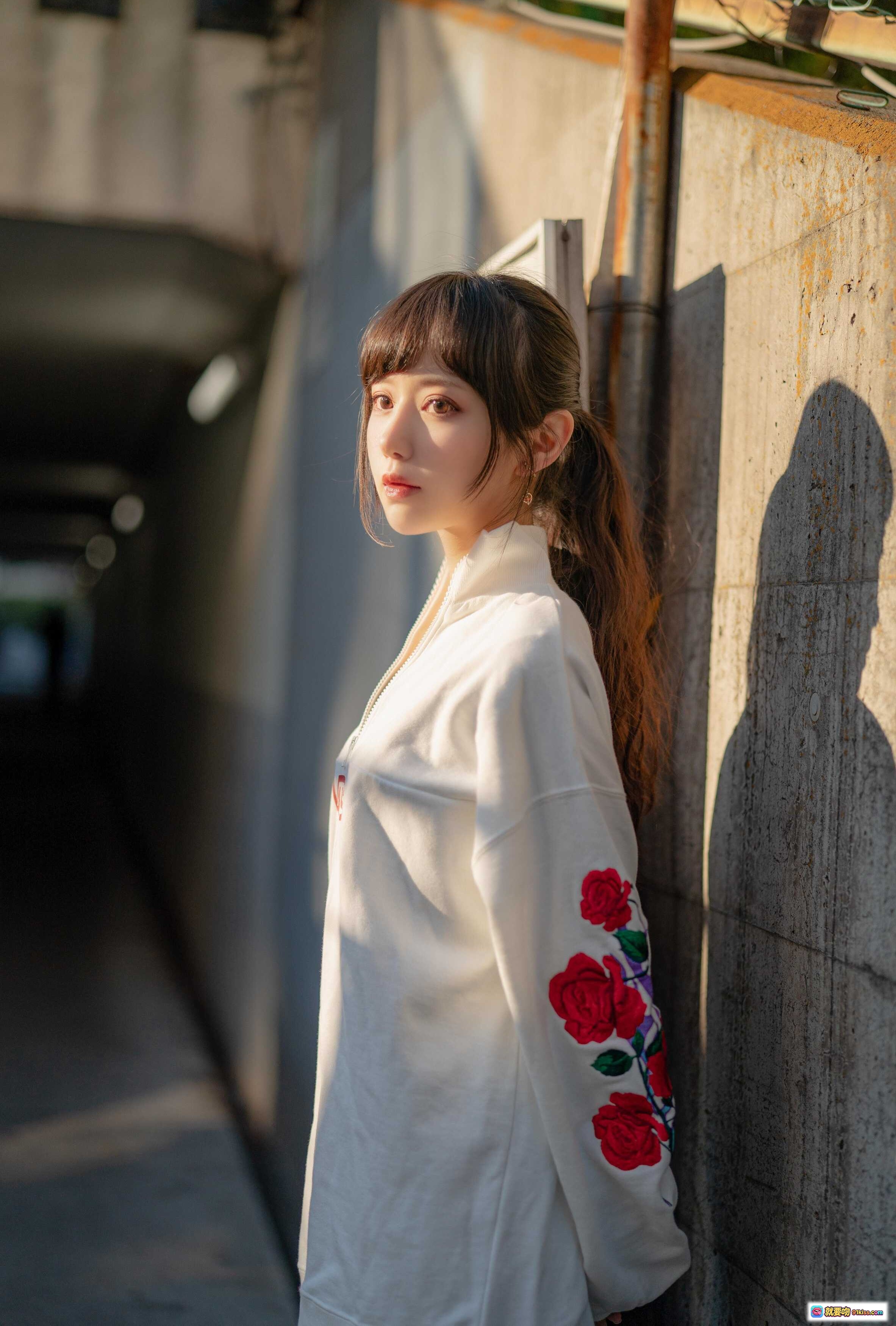 图片[10] - Shika小鹿鹿NO.071板桥街拍写真｜白色刺绣卫衣+黑色短裙+丝袜高跟靴｜日系少女风户外摄影 - 就要吻