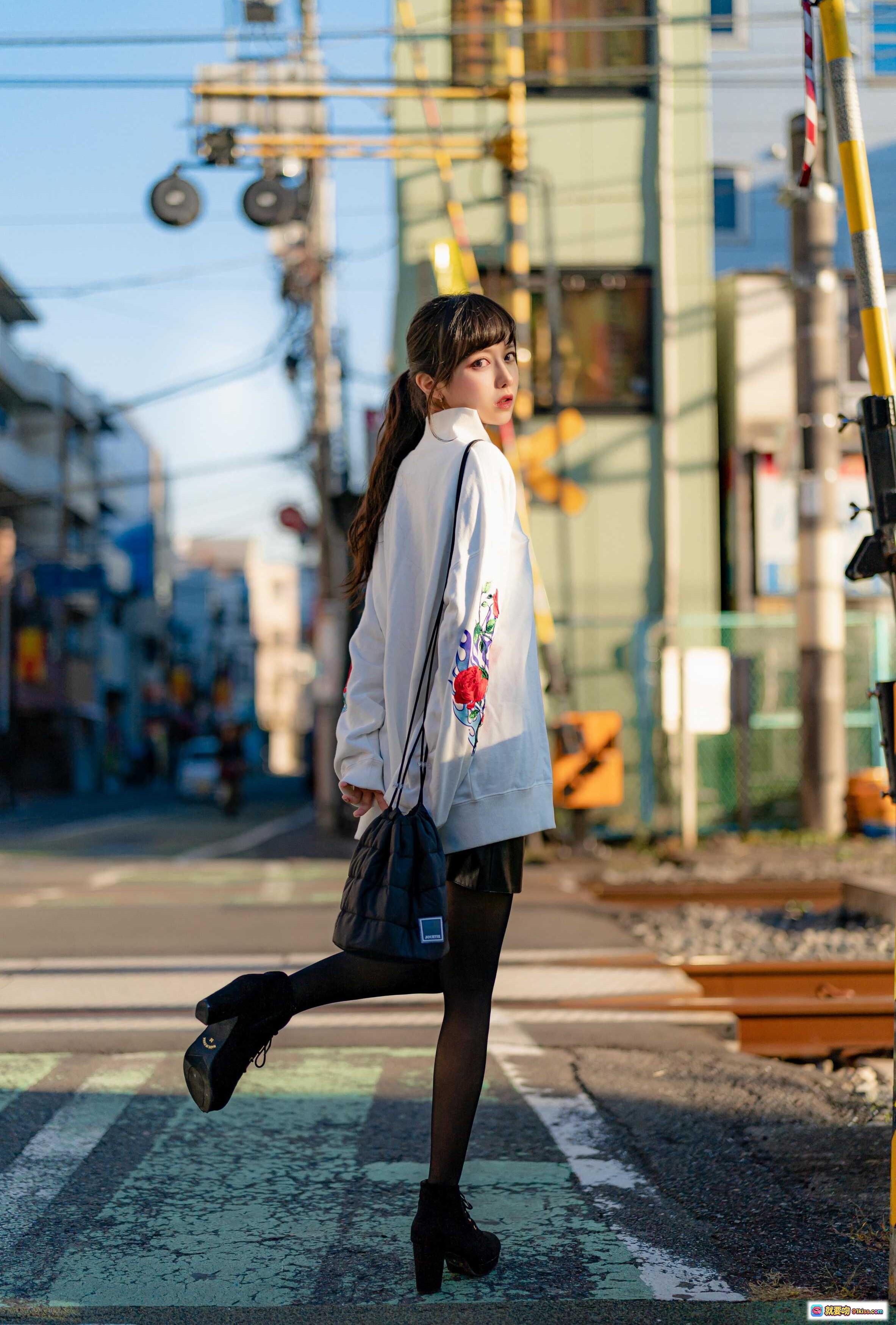 图片[9] - Shika小鹿鹿NO.071板桥街拍写真｜白色刺绣卫衣+黑色短裙+丝袜高跟靴｜日系少女风户外摄影 - 就要吻