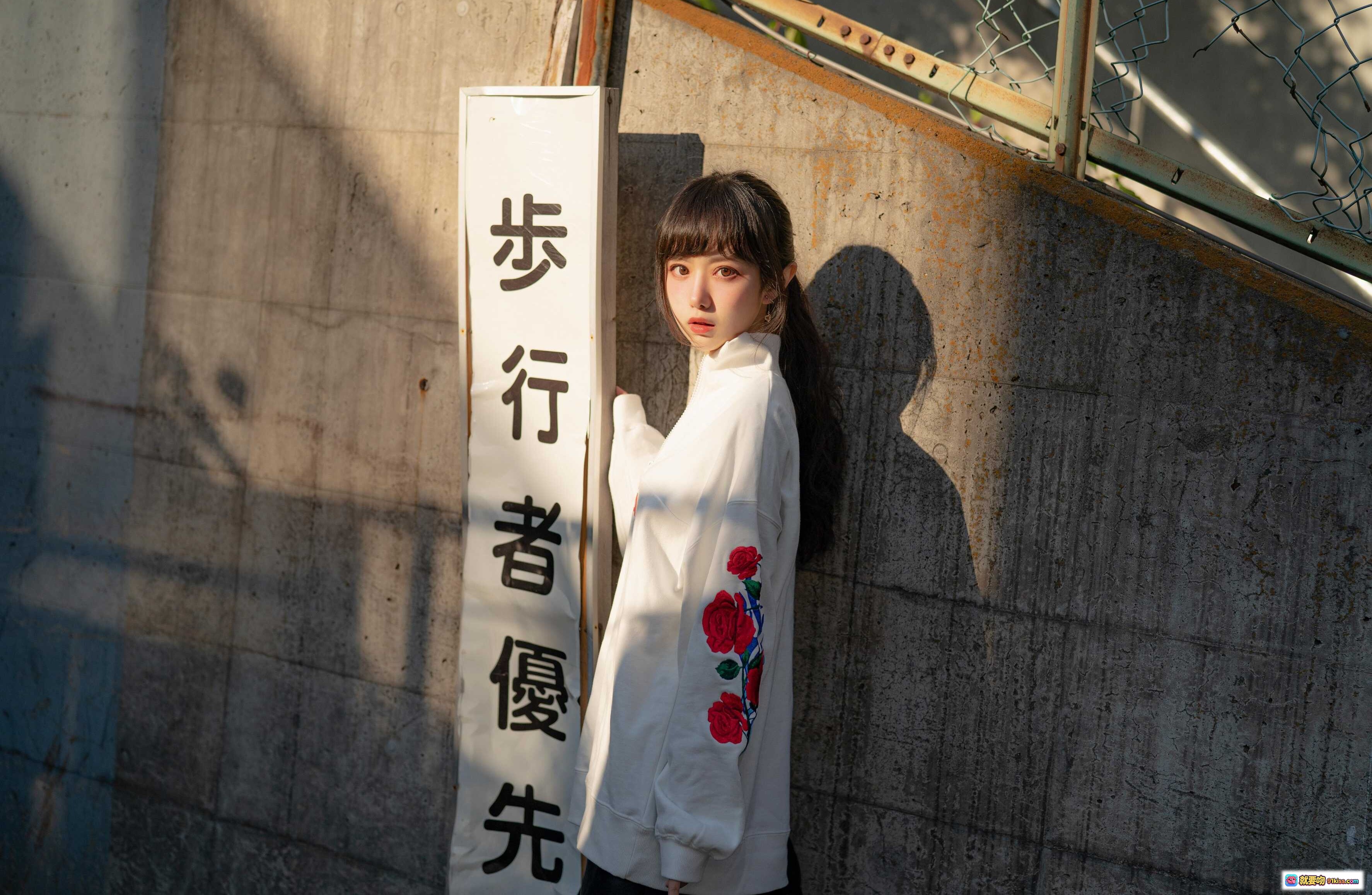 图片[7] - Shika小鹿鹿NO.071板桥街拍写真｜白色刺绣卫衣+黑色短裙+丝袜高跟靴｜日系少女风户外摄影 - 就要吻