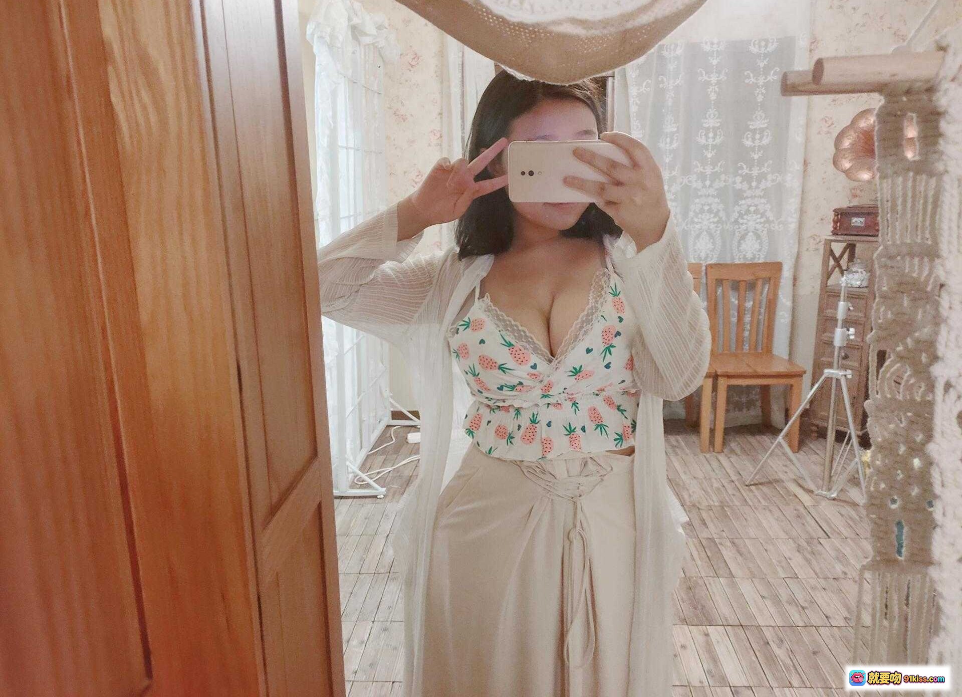 图片[1] - 穆零Mu0 NO.31 自拍散图｜甜美菠萝印花上衣+米色长裙+蕾丝开衫｜室内镜前比耶自拍｜温柔少女风穿搭 - 就要吻