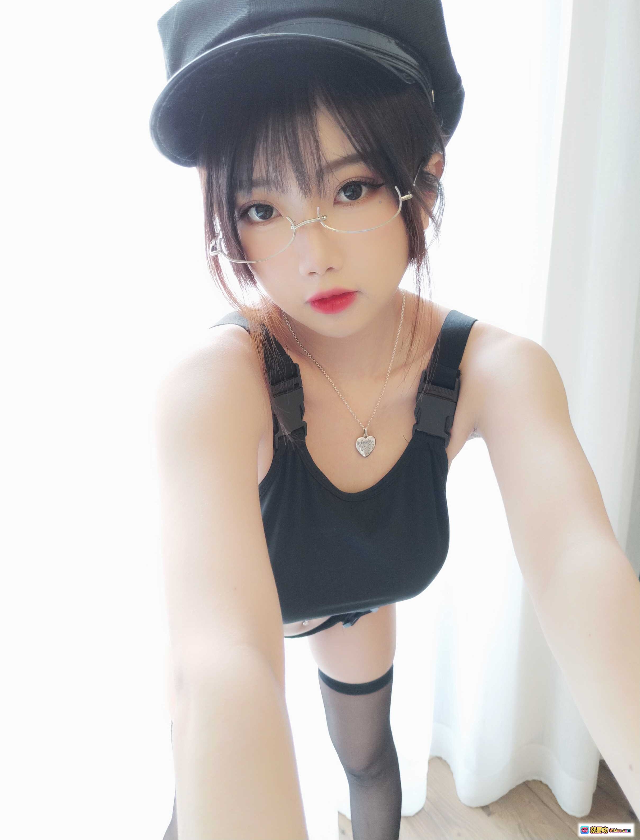 图片[6] - 鬼畜瑶NO.033运动系美女写真 22P高清图集 黑色吊带连体衣+丝袜美腿 性感腹肌+脐钉造型 窗边光影大片 - 就要吻