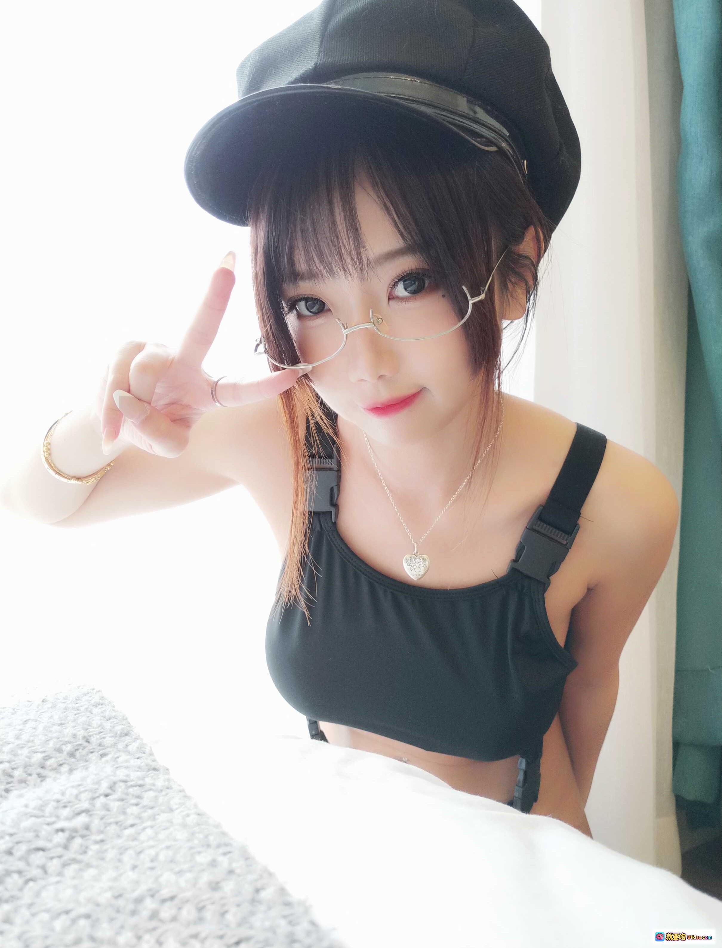 图片[10] - 鬼畜瑶NO.033运动系美女写真 22P高清图集 黑色吊带连体衣+丝袜美腿 性感腹肌+脐钉造型 窗边光影大片 - 就要吻