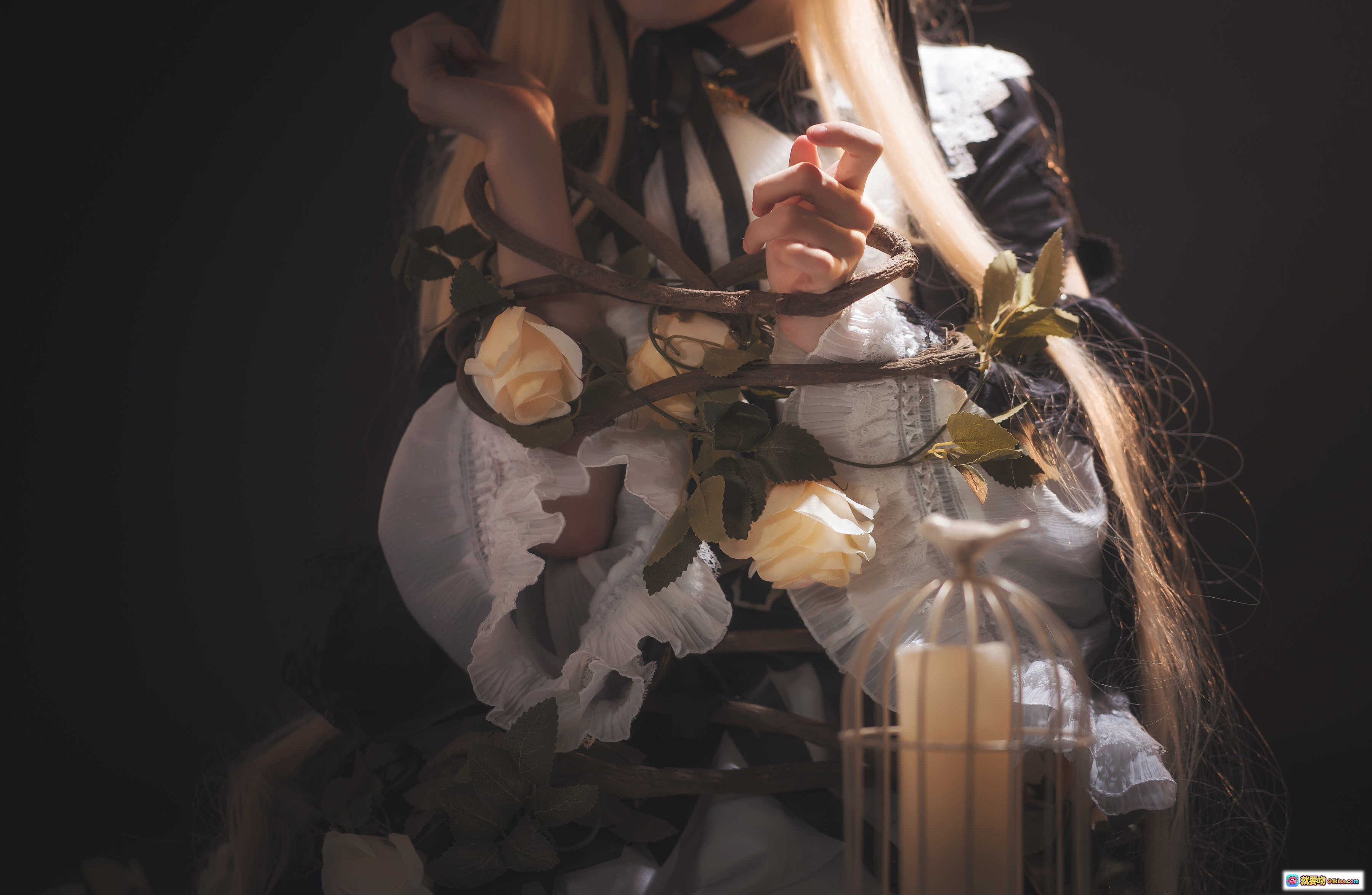 图片[9] - 铁板烧鬼舞w NO.029 夜莺 cosplay 黑白洛丽塔 金发少女 蕾丝头饰 玫瑰花环 蜡烛鸟笼 暗黑系写真 17P-178M - 就要吻