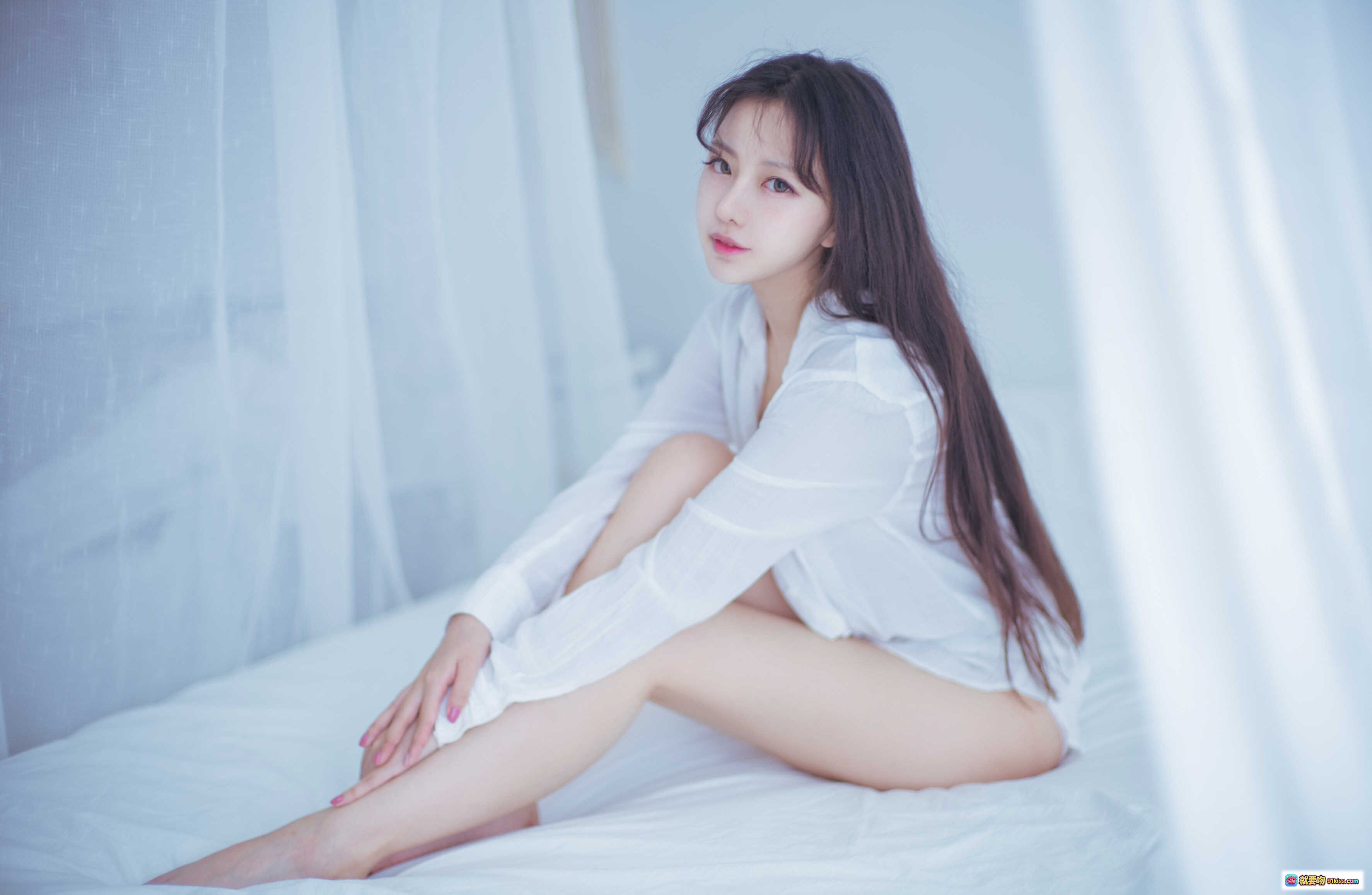 图片[4] - Shika小鹿鹿NO.010白衬衣写真 | 清新少女卧室私房照 | 长发裸足自然光美腿特写 | 13P高清图集 - 就要吻