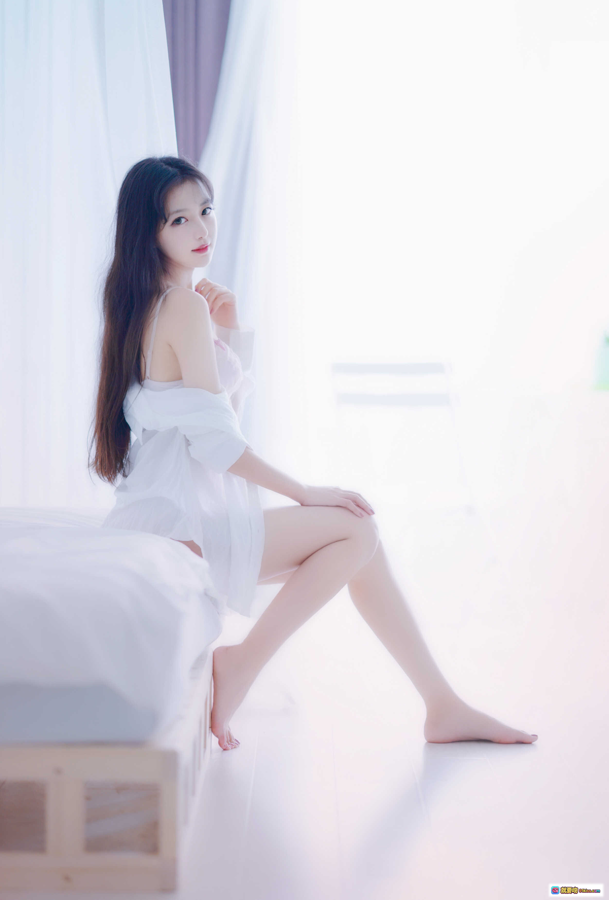 图片[1] - Shika小鹿鹿NO.010白衬衣写真 | 清新少女卧室私房照 | 长发裸足自然光美腿特写 | 13P高清图集 - 就要吻