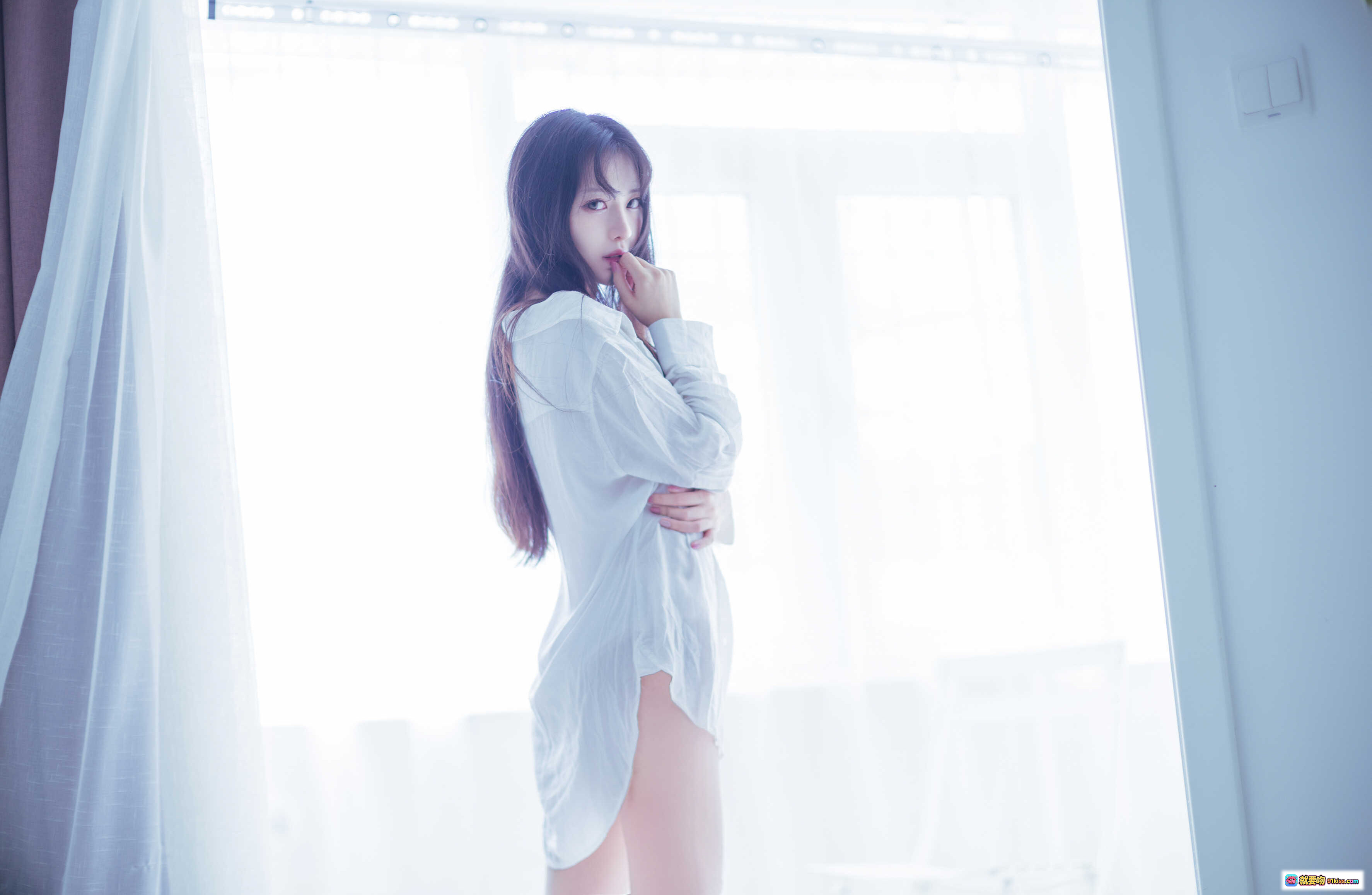 图片[10] - Shika小鹿鹿NO.010白衬衣写真 | 清新少女卧室私房照 | 长发裸足自然光美腿特写 | 13P高清图集 - 就要吻