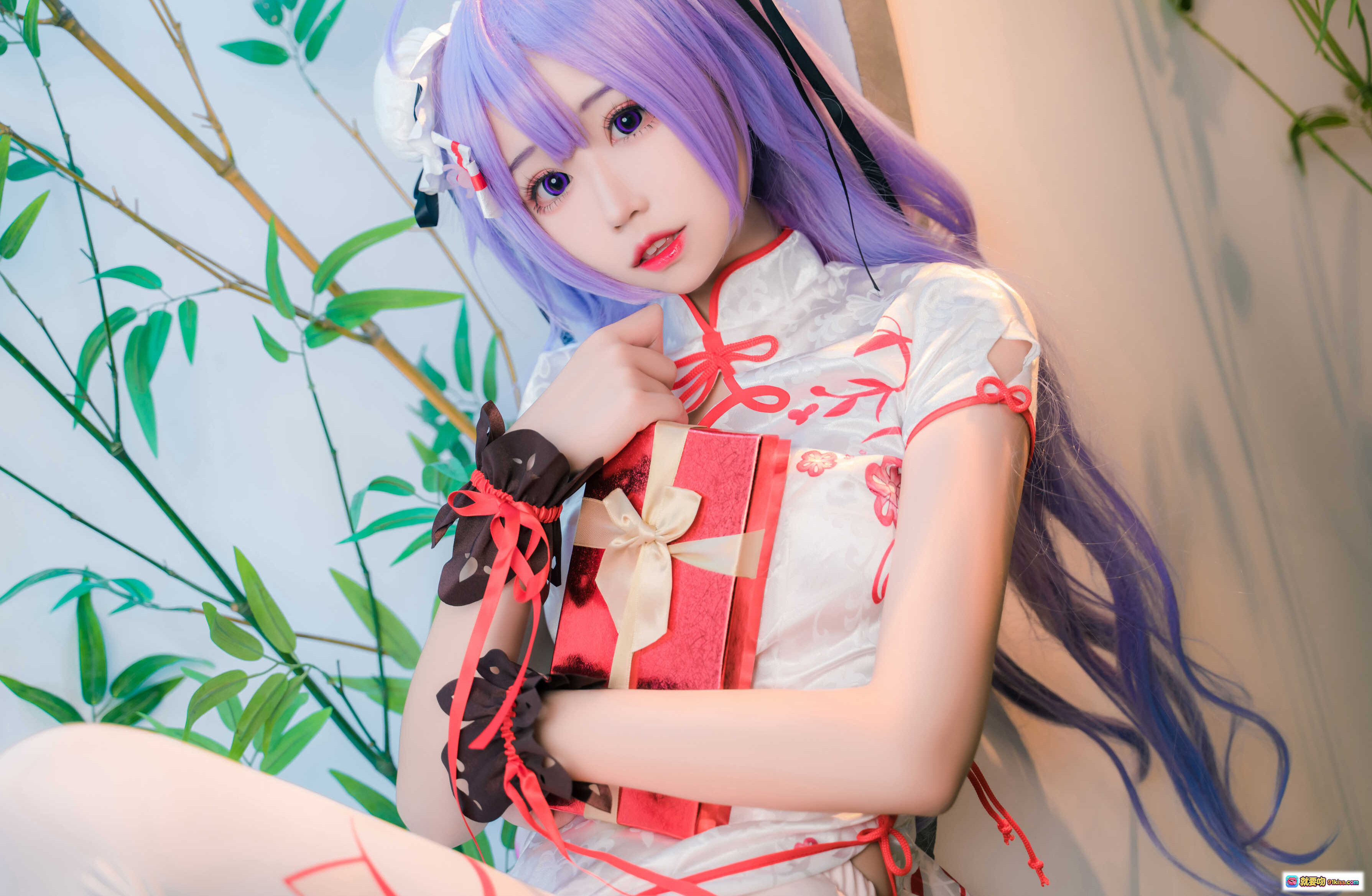 图片[1] - 猫君君_MaoJun NO.009 独角兽 Cosplay 紫发少女 旗袍写真 礼物盒 竹林背景 41P高清图集 - 就要吻