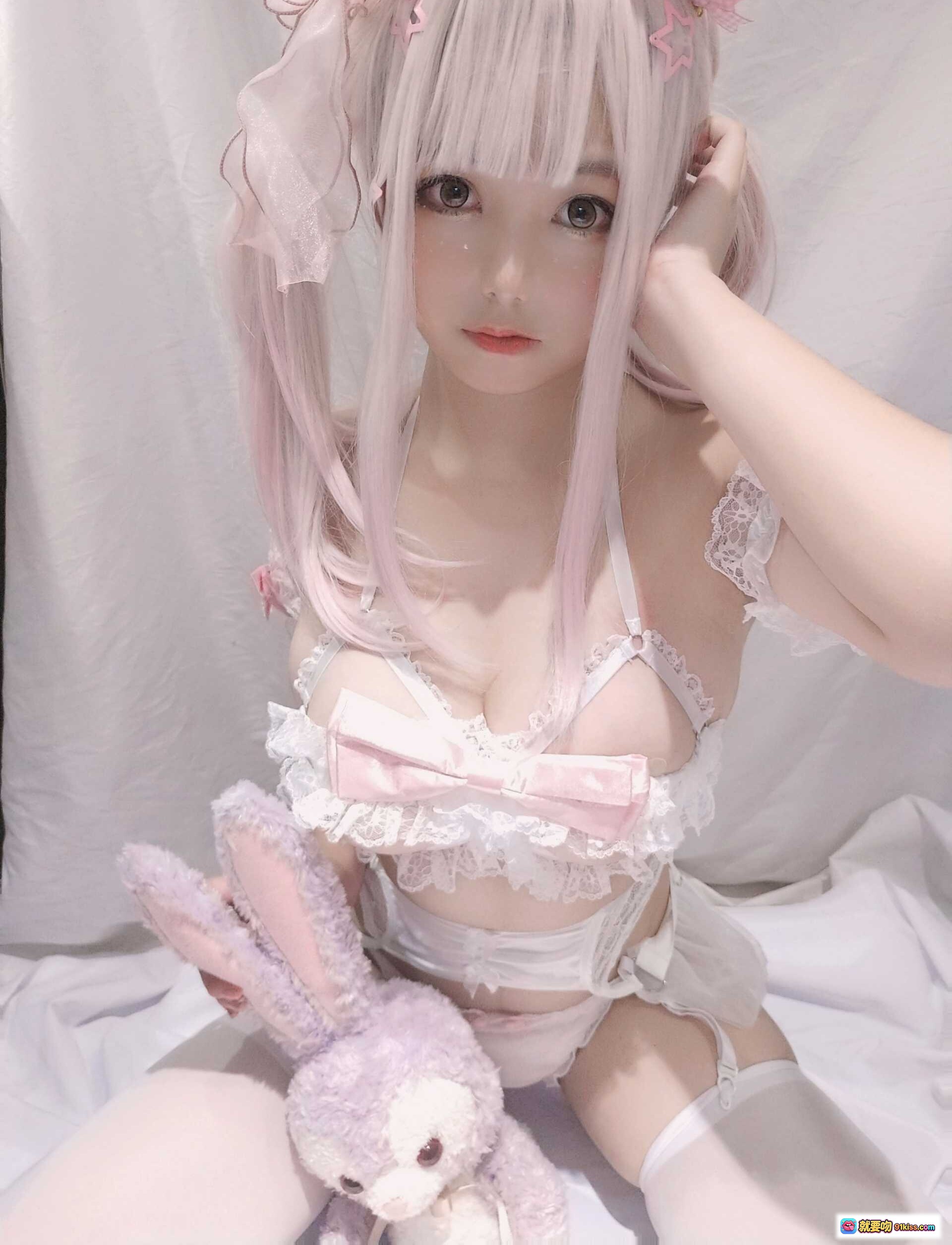 图片[2] - 蜜汁猫裘NO.015少女梦境粉发蕾丝内衣白丝袜抱兔玩偶甜美写真10P - 就要吻