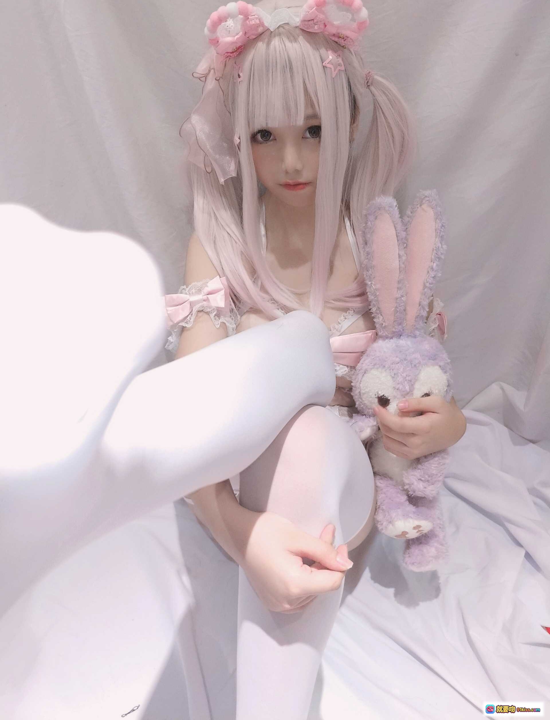 图片[5] - 蜜汁猫裘NO.015少女梦境粉发蕾丝内衣白丝袜抱兔玩偶甜美写真10P - 就要吻