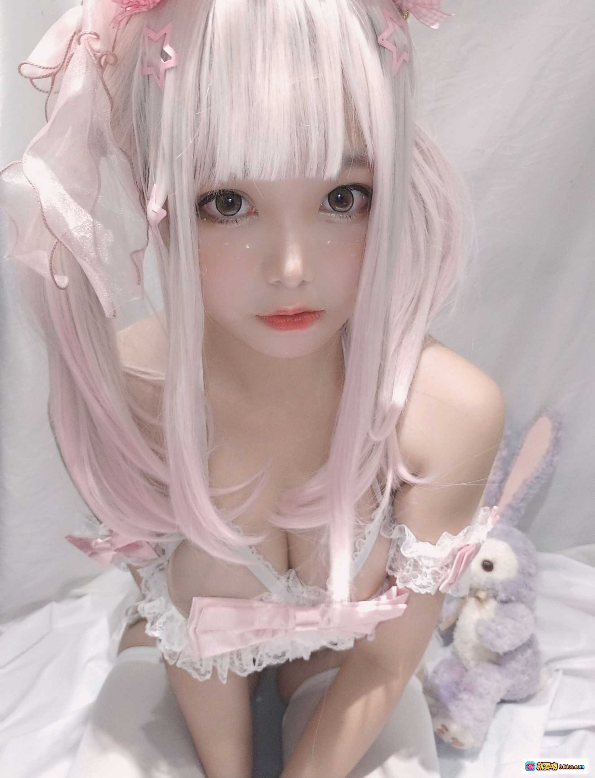 图片[8] - 蜜汁猫裘NO.015少女梦境粉发蕾丝内衣白丝袜抱兔玩偶甜美写真10P - 就要吻