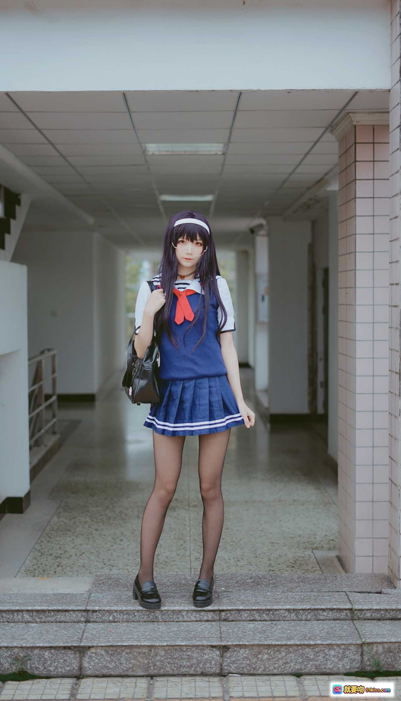 图片[1] - 五更百鬼_NO.017 学姐校服写真 25P高清美图 日系JK制服 黑丝长腿 校园走廊拍摄 精致妆容 白色发带 红领结 蓝色水手服 时尚穿搭 甜美气质 - 就要吻