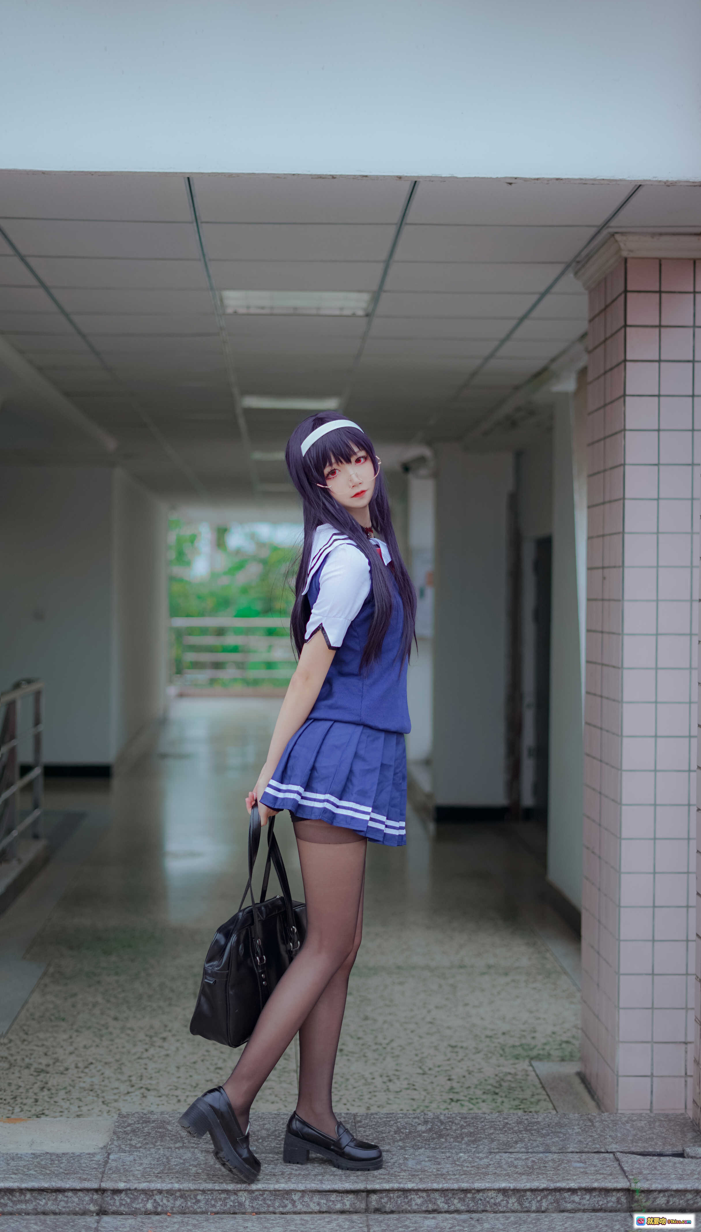 图片[3] - 五更百鬼_NO.017 学姐校服写真 25P高清美图 日系JK制服 黑丝长腿 校园走廊拍摄 精致妆容 白色发带 红领结 蓝色水手服 时尚穿搭 甜美气质 - 就要吻